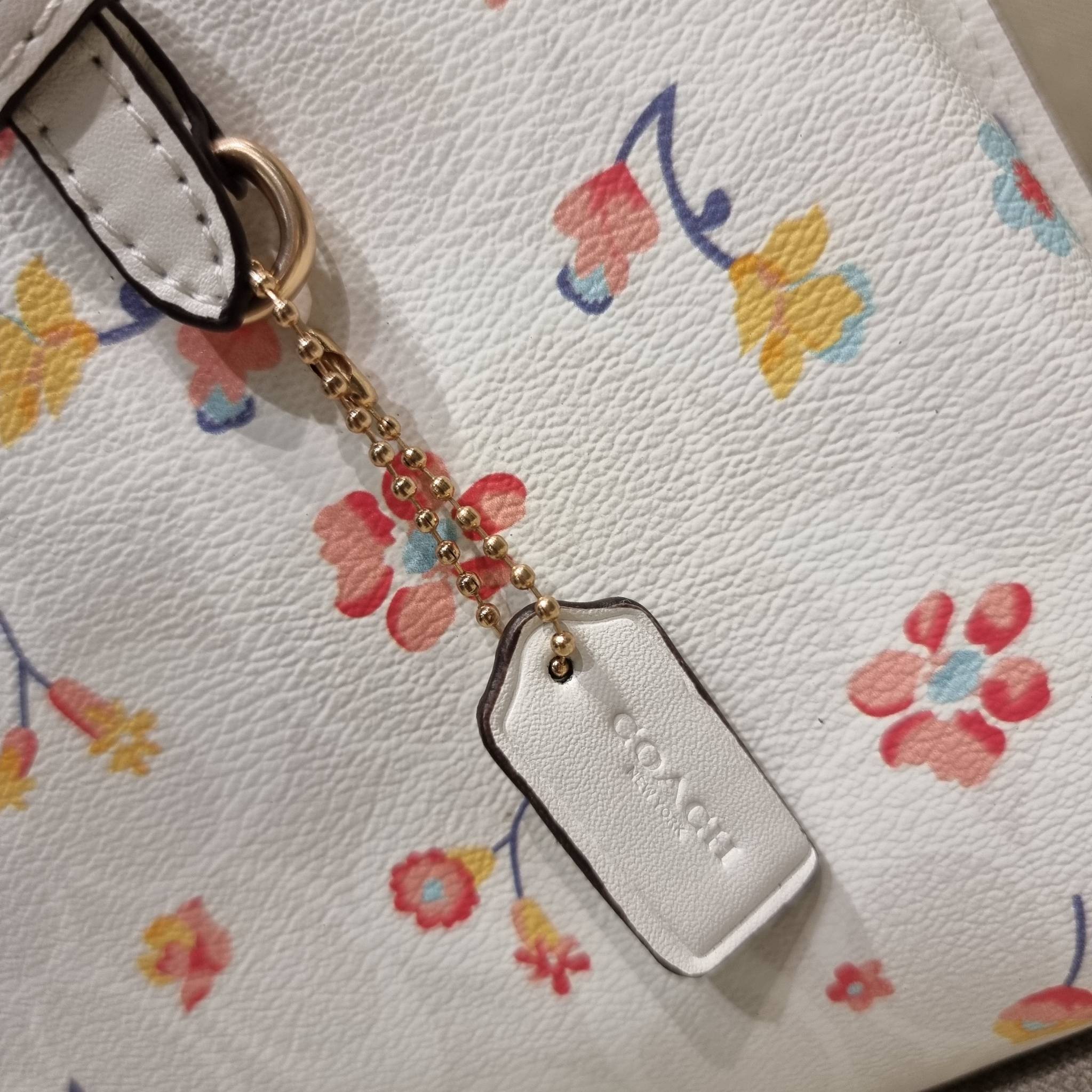 COACH C8612 MOLLIE TOTE 25 IN SIGNATURE CANVAS WITH MYSTICAL FLORAL PRINT คอลใหม่ล่าสุด ยังไม่เข้า shop ไทย สวยๆแบบไม่ต้องรอพรีฯให้ยาวนาน กับกระเป๋าโท้ทไซส์เล็กที่สาวๆต่างก็ต้องปักใจรัก สวยสมใจ ดีไซน์ลวดลายดอกไม้ คละเคล้าเต็มใบ ดูละมุน สดใส น่าใช้สุดๆ วัส