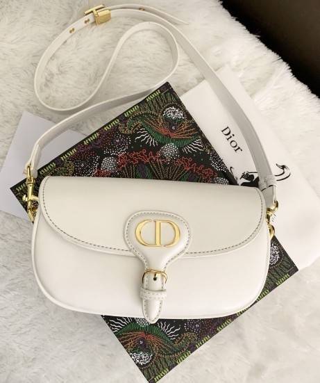 DIOR BOBBY EAST-WEST BAG (GWP) พรีเมี่ยมกิ้ฟ Limited Edition กระเป๋าสะพายขนาดกระทัดรัด น่ารักมากมาย วัสดุหนังแท้ (Calfskin) อะไหล่ทอง ตกแต่งด้านหน้ากระเป๋าแบบหัวเข็มขัด ประดับโลโก้ CD ด้านหลังสกรีนตัวอักษร "30 MONTAIGNE" มีช่องสำหรับเก็บของหนึ่ง