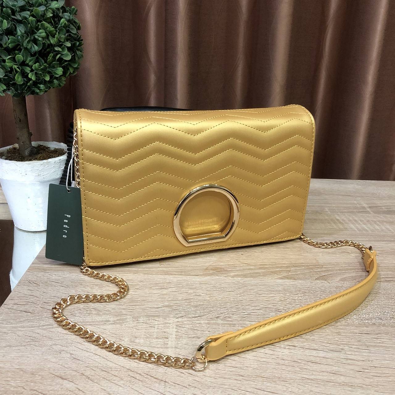 New 2018! PEDRO METAL DETAIL SHOULDER BAG กระเป๋าสะพายทรง คลัช ขนาดกำลังดี ดูหรูหรา หนังpuลายตะเข็บดีเทล สวยยค่ะ เปิด-ปิดด้วยแม่เหล็ก ภายในมี 2 ช่อง และช่องซิปเล็ก จุของได้เยอะ อยู่ทรงแข็ง สายสะพายมีที่รองบ่า จะสะพายหรือสายสามารถเก็บแล้วถือเป็นคลัชออกงาน 