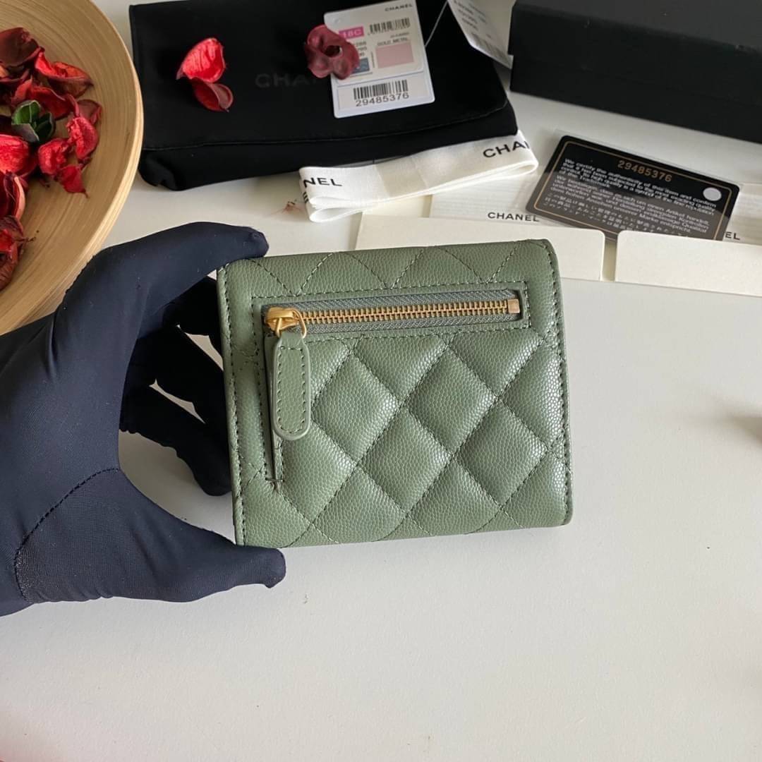 หนังแท้ Chanel Classic small wallet caviar 3 พับ พร้อมส่งที่ไทย รุ่นยอดนิยมไอเท็มฮิตวัสดุหนังแท้คาเวียร์สวยคลาสสิคเปิดปิดด้วยฝาปิดกระดุมด้านหน้ามีโลโก้แบรนด์อะไหล่ทองสวยหรูดูดี ตัวจริงสวยน่าใช้ Chanel mini นาทีนี้กำลัง in สุดๆ ภาพสินค้าถ่ายจากงานขายจริง ใ