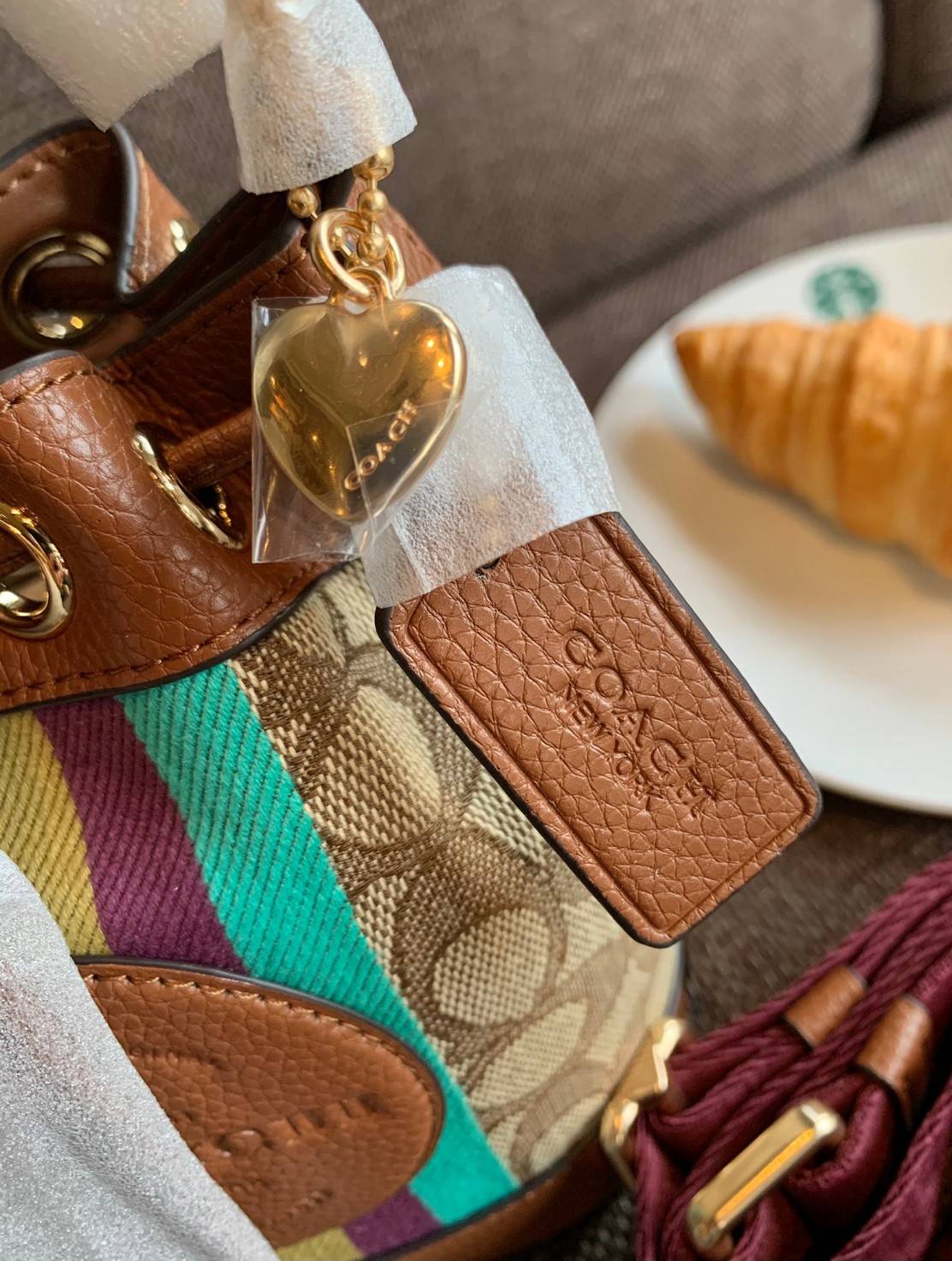 น้องใหม่ล่าสุด สวยเกินต้านเลยค่าา! COACH DEMPSEY DRAWSTRING BUCKET 15 IN SIGNATURE JACQUARD WITH STRIPE 2021 พร้อมส่งที่ไทย ออกใหม่ล่าสุด ห้ามพลาดค่า! กระเป๋าทรงขนมจีบ วัสดุJacquard+หนังแท้ ตัเแทบสีตรงกลาง เพิ่มสีสันเข้ามาได้ลงตัวสวยงามมากๆค่ะ