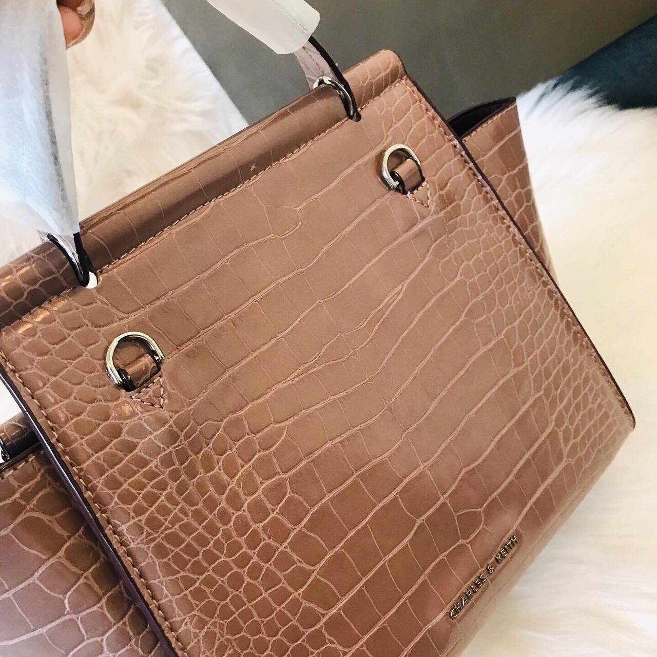 CHARLES & KEITH CROC-EFFECT TRAPEZE BAG กระเป๋าสะพายรุ่นใหม่ล่าสุด วัสดุหนังเรียบเงาสวย นิ่ม น้ำหนักเบา อะไหล่เงิน เปิดปิดกระเป๋าแบบกดล็อก ด้านในโล่งกว้างมีช่องซิปสำหรับใส่ของ ใส่กระเป๋าสตางค์ใบยาว Iphone+ได้ทุกรุ่น มาพร้อมสายสะพายยาวถอด-ปรับได้ฟรีไซร์ จน