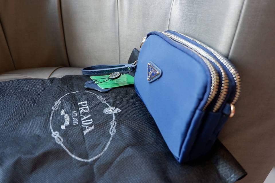 Prada 3 zipper mini crossbody bag งาน premium gift จาก counter ต่างประเทศค่ะ วัสดุ ผ้า nylon ตามแบบฉบับของแบรนด์เลย มาพร้อมกับสาย 2 เส้น มีสายหนังคล้องข้อมมือ และสายยาวสำหรับสะพายไหล่ หรือ crossbody ค่ะ ขนาดกำลังน่ารัก อะไหล่ทองดูหรู ภายใน มีช่องซิปแบ่ง 3