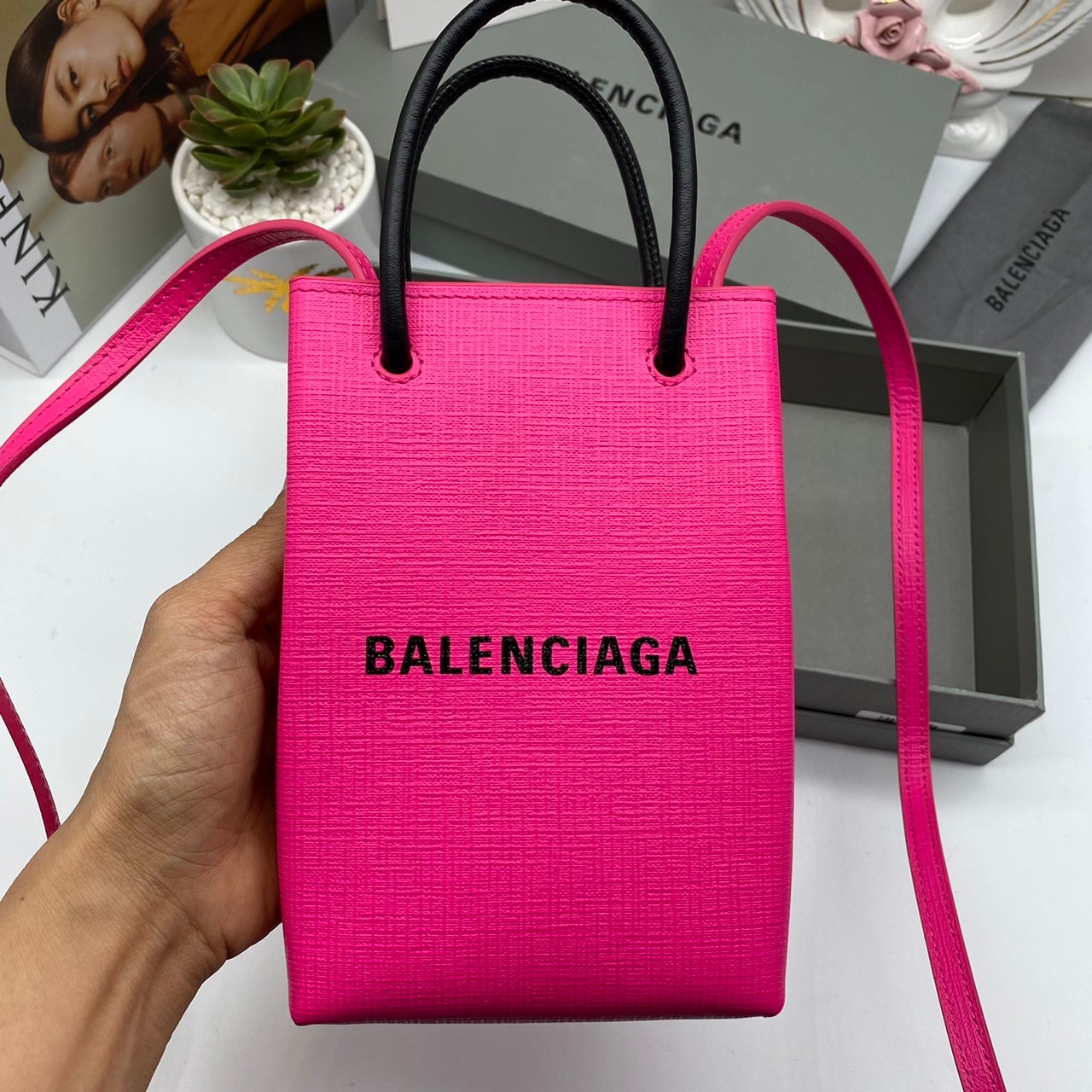 หนังแท้ BALENCIAGA Shopping Phone Pouch leather tote พกกระเป๋าช้อปปิ้งขนาดมินิ ไปทุกที่ในฤดูกาลนี้ ดีไซน์ที่ใช้ได้ทุกวันตั้งแต่หนังแบบมีเท็กซ์เจอร์ ภาพสินค้าถ่ายจากงานขายจริง ใช้งานต่างประเทศได้