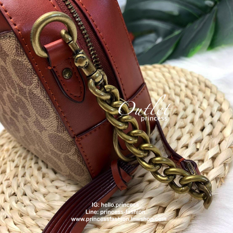 COACH CROSSBODY BOX BAG กระเป๋าสะพายข้าง crossbody วัสดุหนัง pvc. หนังนิ่ม คุณภาพดี ลาย signature brand ตัดขอบหนัง ด้านหน้า/ หลังมีช่องเเล็ก เปิดปิดกระเป๋าแบบซิป ภายในกว้าง ใส่ wallet ขนาดกลาง มือถือได้ทุกรุ่น และของใช้จุกจิกได้ พร้อมสายสะพายแบบโซ่ต่อหนัง