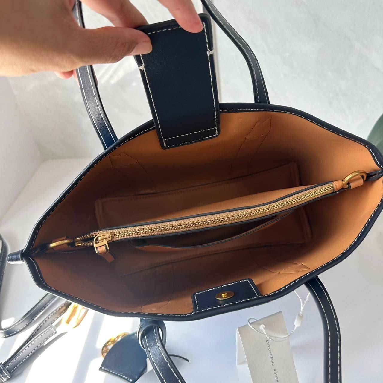 TORY BURCH PERRY DENIM TRIPLE-COMPARTMENT SMALL TOTE BAG กระเป๋าคล้องแขนและสะพายไหล่ทรงโท้ท คอลเลคชั่นใหม่ล่าสุด สวยหรู ลุคคุณนาย