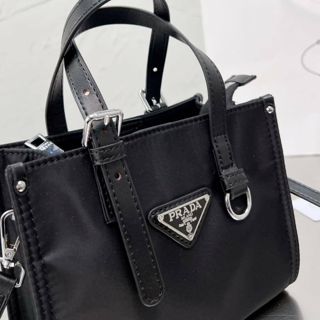 VIP 🥂 PRADA NYLON TOTE BAG 8" กระเป๋าถือหรือสะพาย วัสดุ Nylon เนื้อหนาคุณภาพดีตามแบบฉบับแบรนด์ด้านหน้าประดับโลโก้หรู จุของใช้ได้เยอะ น้ำหนักเบา งานตัวจริงสวยมากน่าใช้สุดๆค่ะ รีบจับจองด่วน ไอเท็มนี้พลาดไม่ได้จริงๆค่ะ!