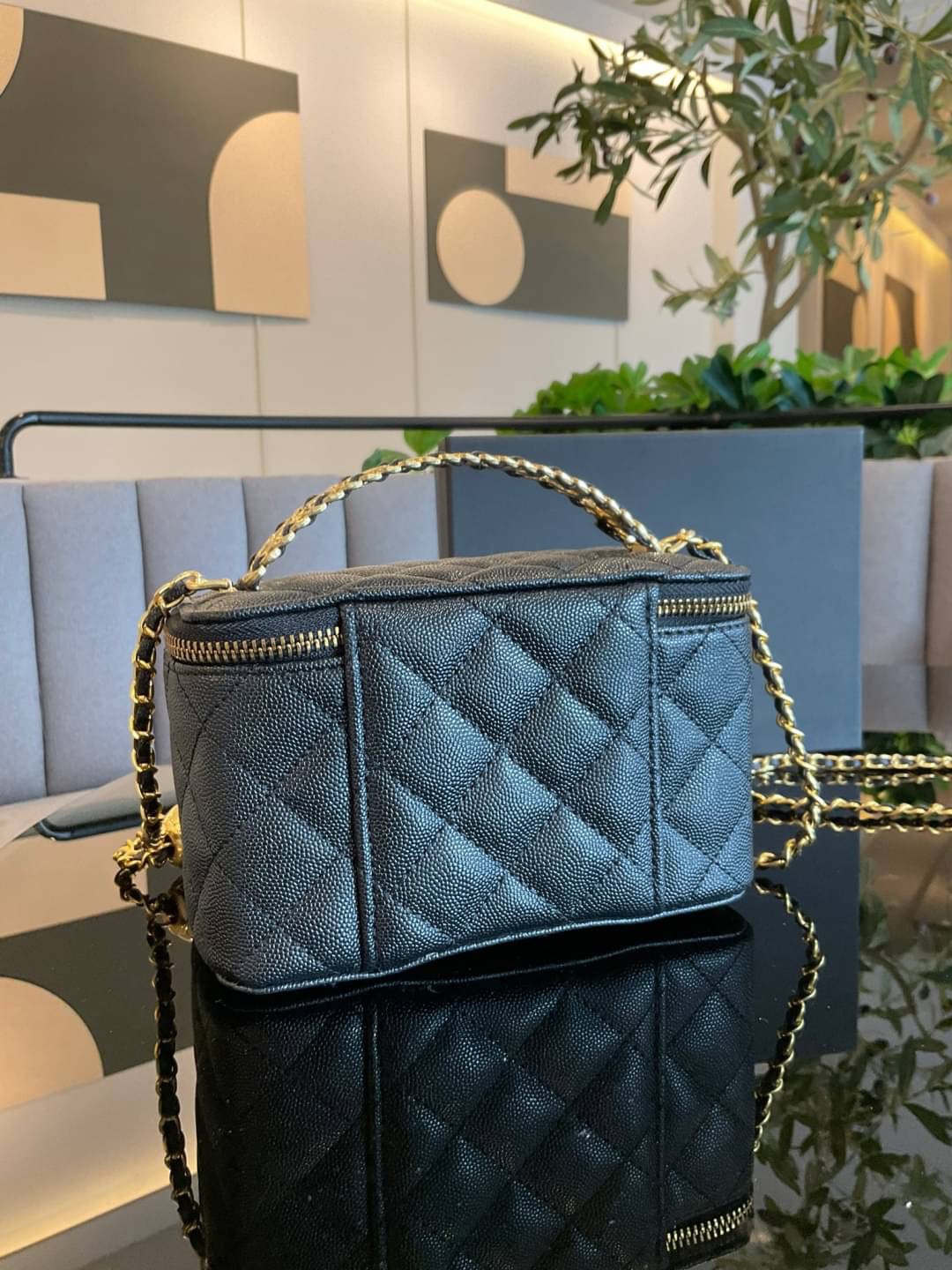 ใบน่ารักปุ้กปิ้ก กระเป๋าสะพายครอสบอดี้ CHANEL CAVIAR QUITED SMALL VANITY CASE WITH CHAIN BAG งานเกรดสินค้าสมนาคุณ ทรงสวยหรู มีหูถืออะไหล่ทองชื่อแบรนด์