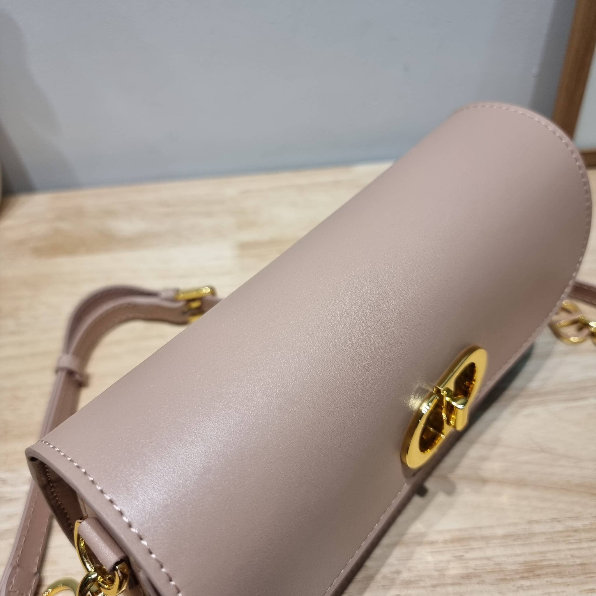 DIOR 30 MONTAIGNE AVENUE BAG สวยหรู ดีเทลแพง ต้องยกให้ไอเท็มนี้เลย กับกระเป๋าสะพายข้าง รุ่นที่ใครเห็นเป็นต้องรัก ดีไซน์เรียบง่าย แต่แฝงความผู้ดี