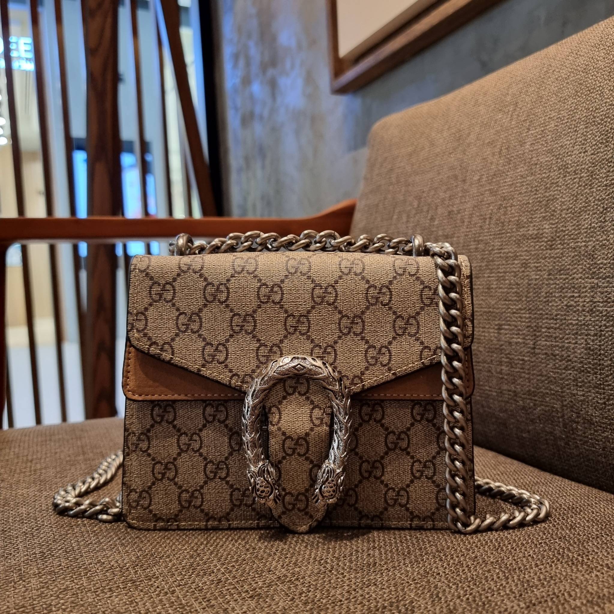 Gucci Mini Dionysus GG Shoulder Bag น้องมินิ ไซส์เล็กสุดเลิศ จัดให้แล้วจ้า!! ฮอตสุดไม่มีใครเกิน สวยจริงไม่ทิพย์!! GC CROSSBODY BAG WITH GWP สุดคุ้มกับกระเป๋าสะพายรุ่นที่สาวๆต้องไม่พลาด!! ดึงดูดและสะกดสายตาด้วยอะไหล่ดีเทลหรูรูปหัวสิงโต วัสดุหนังแคนวาส ทนทา