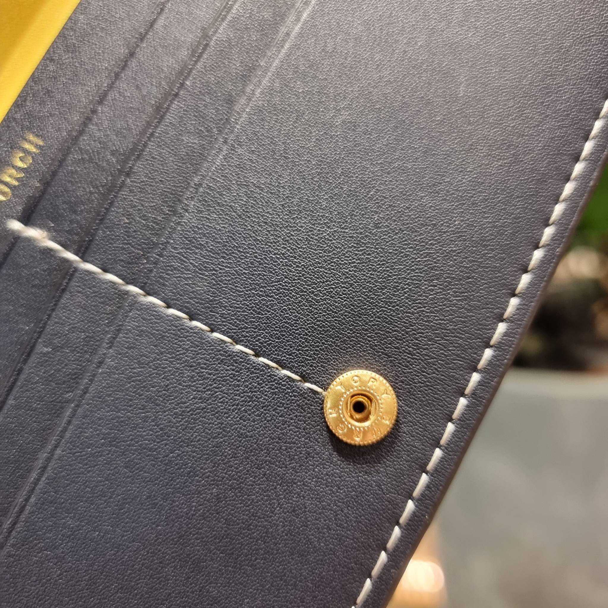 TORY BURCH T MONOGRAM JACQUARD SLIM WALLET ของดีมีให้ที่นี่แบบจัดเต็ม กระเป๋าสตางค์ใบยาว รุ่นสลิม สวยหรู ขนาดกำลังเหมาะมือ ถือแล้วขับผิว วัสดุผ้า jacquard ตัดสลับหนังแท้ ภายในสวยคมม้าก!! มีช่องใส่บัตรได้แบบเน้นๆ และช่องใส่ธนบัตรได้ ด้านหลังมีช่องซิปอีกหนึ