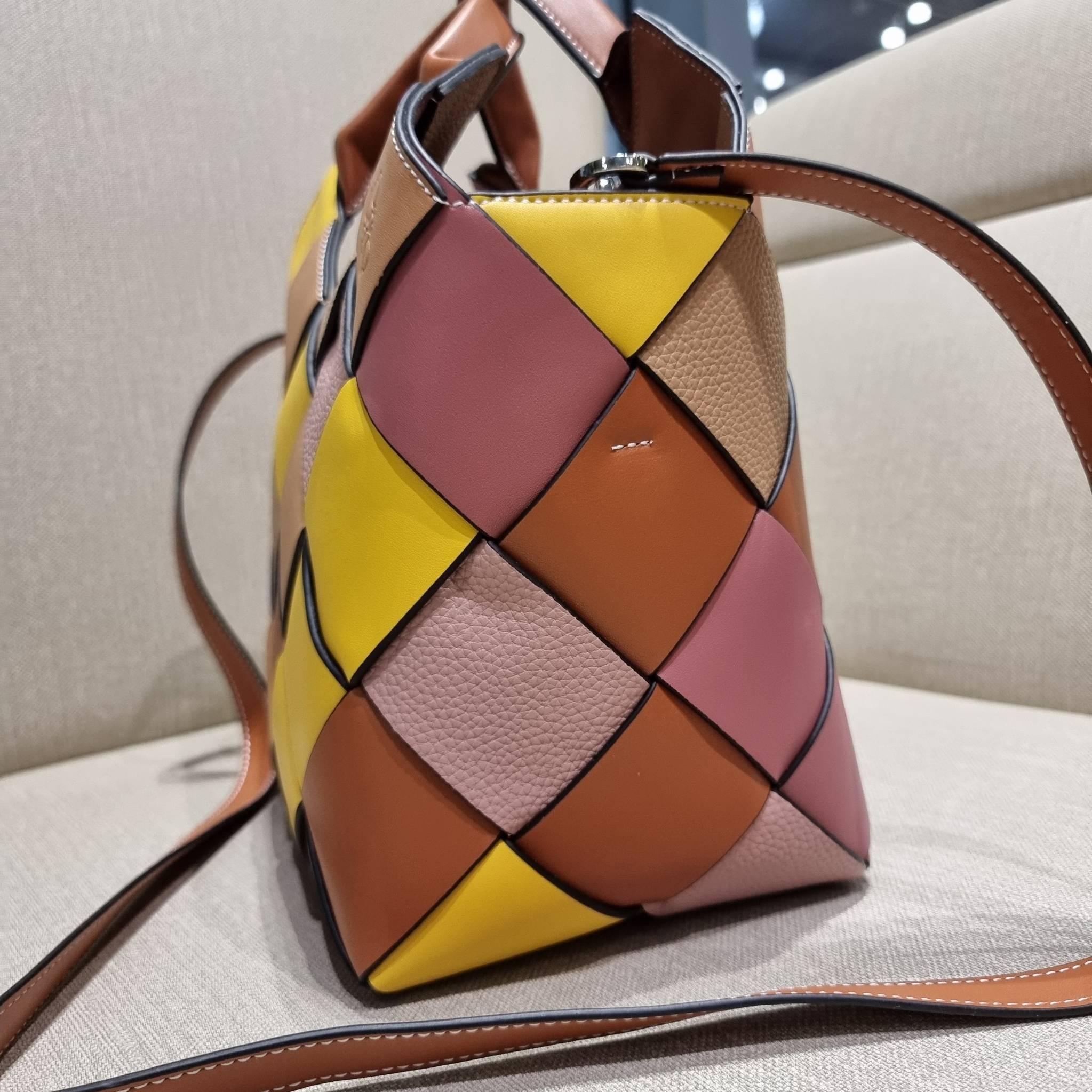 LOEWE SURPLUS LEATHER WOVEN BASKET BAG IN CLASSIC CALFSKIN ใหม่ล่าสุดและสวยที่สุด กระเป๋าสะพานที่ถักทอด้วยความปราณีต โดดเด่นด้วยสีที่จับมาคอนทราสได้ลงตัว ใบใหญ่จุได้แบบเน้นๆ วัสดุหนังวัวแท้เต็มใบ หรูเลิศ ปากกระเป๋ามีสายหนังสำหรับผูกรวบปากกระเป๋า ภายในโล่ง