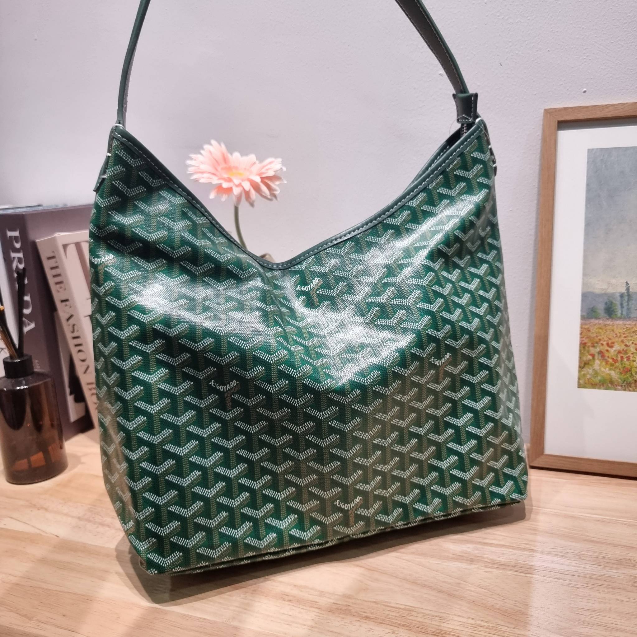 GOYARD BOHEME HOBO BAG / GOYARD HOBO กระเป๋าสะพายทรงโฮโบ ใบใหญ่จุใจ!! มาครบสีขายดี เลิศทุกสี รูปทรงคลาสสิค ดีไซน์เป็นเอกลักษณ์ วัสดุหนังแคนวาสพิมพ์ลายสวยคม ปากกระเป๋ามีซิปเปิด-ปิดกันของหล่นได้ ภายในโล่งกว้างมาก มาพร้อมสายคล้องในตัว ทนทาน สะพายสวยๆได้ทุกวั