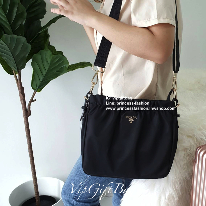 Prada nylon รุ่น Limited edition **กระเป๋าทรงน่ารัก จับจีบปากกระเป๋า ดีมาก วัสดุผ้าNyonกันน้ำ ตามแบบฉบับแบรนด์ เปิด/ปิดด้วยซิป ภายในเย็บติดป้ายหนังแบรนด์ มีช่องซิปเล็ก1 สามารถใส่ของจุกกจิกได้ สามารถใส่IPad mimiได้ มีช่องซิปเล็ก1ช่อง มาพร้อมสายหนังสั้นคล้อ