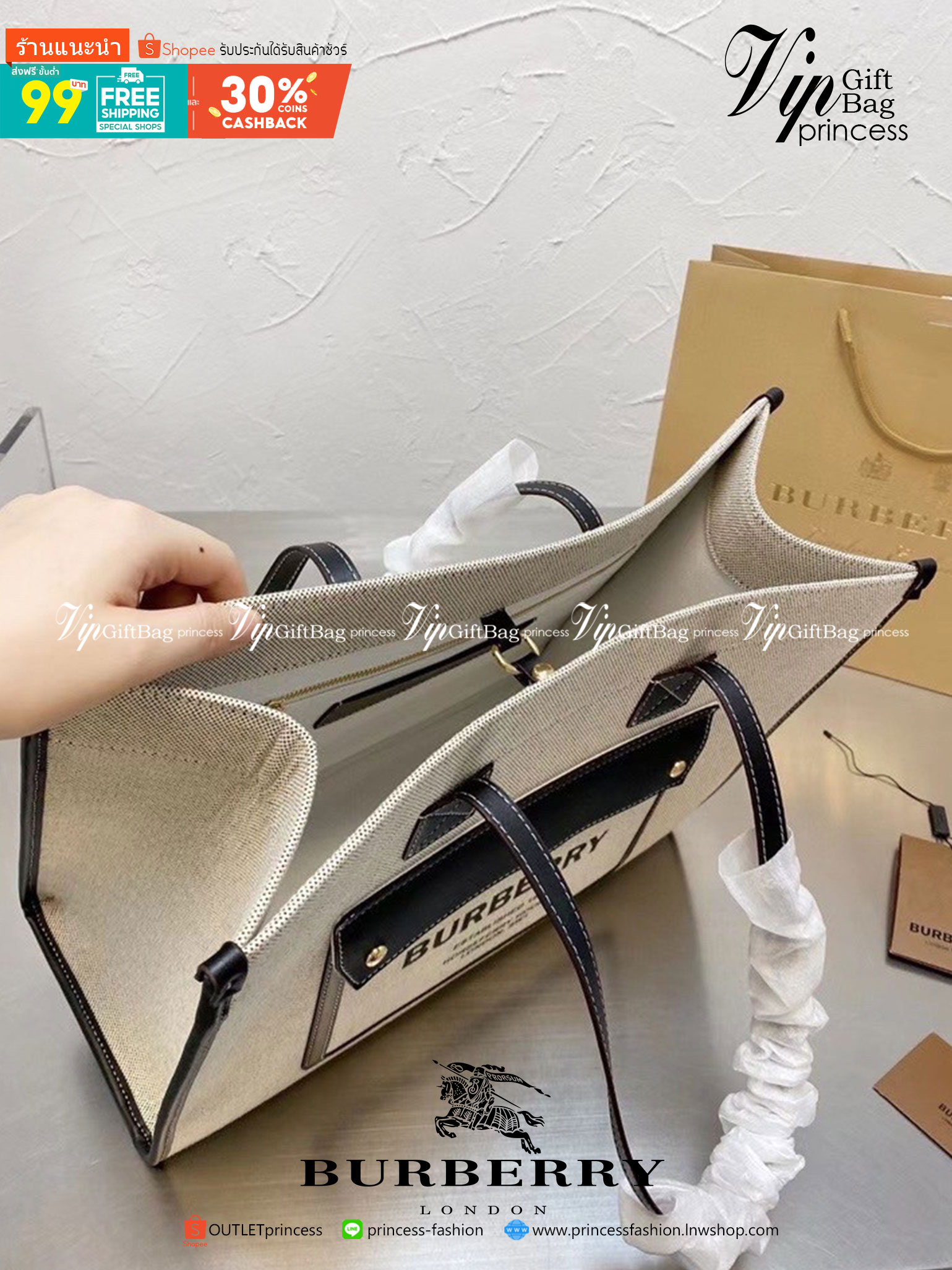 BURBERRY FRAGRANCES VINTAGE SHOLDER BAG กระเป๋าสะพายทรงชอปปิ้ง ผ้าแคนวาสตัดขอบหนัง หน้าพิมพ์โลโก้ ใบใหญ่ทรงสวย การตัดเย็บเดินด้ายสวยงามเลอร์ค่ามากค่าา ดีไซน์สวยอยู่ทรง ภายในโล่งกว้าง สามารถใส่กระเป๋าสตางค์ยาว มือถือ ของใช้ได้เยอะ งานตัวจริงสวยน่าใช้มากค่ะ