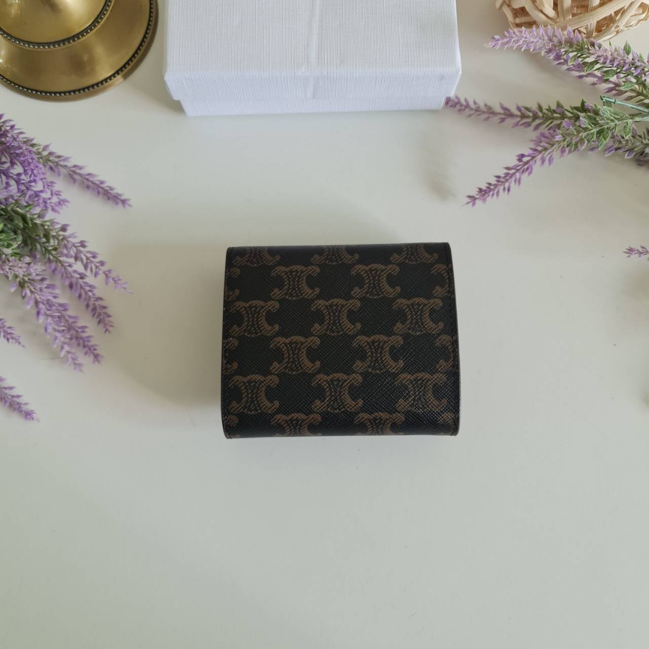 พรีเมี่ยมกิ๊ฟแท้ 100% 】CELINE SMALL TRIOMPHE WALLET IN SHINY SMOOTH LAMBSKIN VIP GIFT WITH PURCHASE (GWP) พรีเมี่ยมกิ๊ฟ Member Gift Limited Edition จาก CELINE HAUTEPARFUME COUNTER กระเป๋าสตางค์งานดี งานสวยสุดๆๆๆ มี 3พับ ขนาดกะทัดรัด เหมาะมากกก มีช่องใส่เห