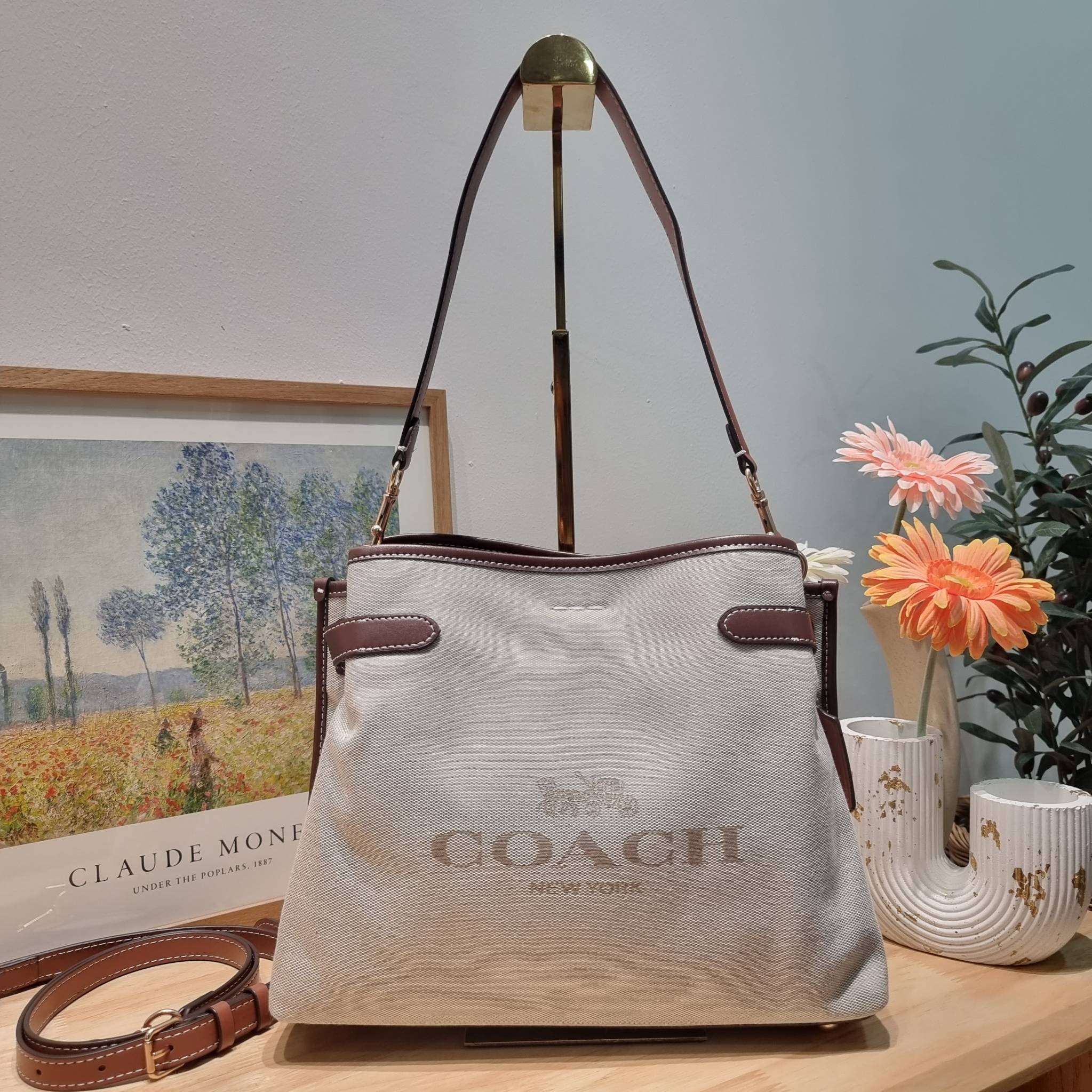 COACH CH190 HANNA SHOULDER BAG น้องใหม่ เรียบหรู ดูแพง กับกระเป๋าสะพายไหล่ทรงสวย โทนสีคลาสสิค ดีไซน์ตกแต่งสายคาดจับจีบข้างกระเป๋าเพิ่มดีเทล มาพร้อมหูจับถอดแยกได้