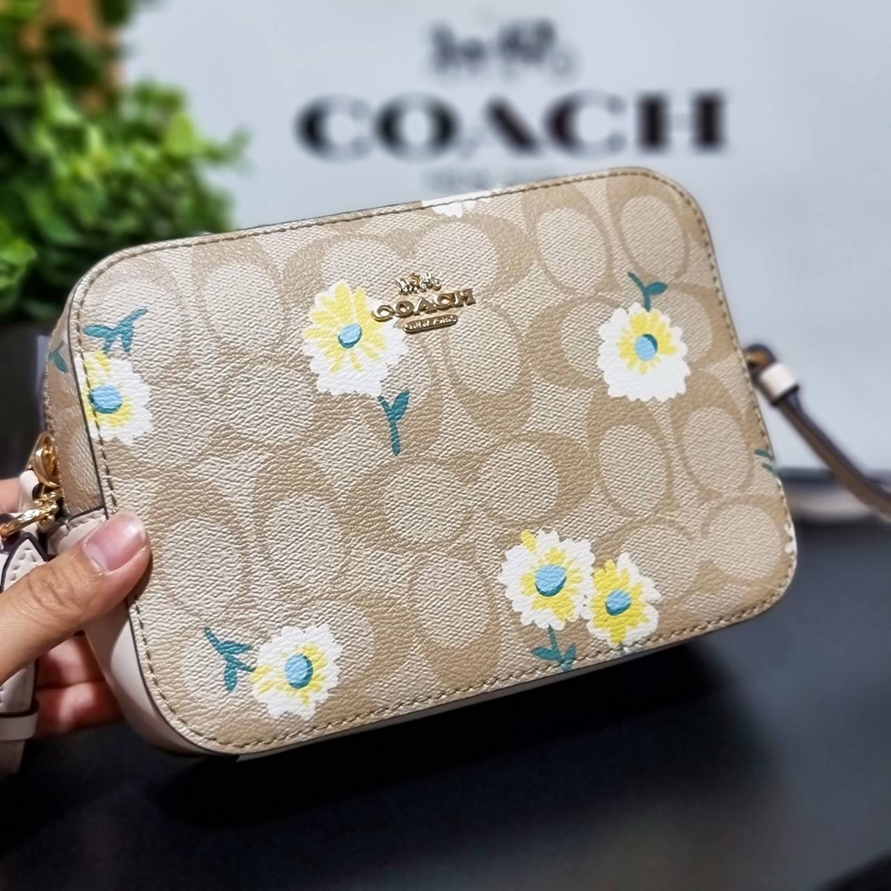 COACH C3354 MINI CAMERA BAG IN SIGNATURE CANVAS WITH DAISY PRINT คอลเลคชั่นใหม่ เอาใจสายหวาน!! กระเป๋าสะพายข้างไซส์มินิ ทรงสวยกำลังดี ดีไซน์ตกแต่งลายดอกเดซี่ คิ้วท์แบบไม่มีใครเกินแน่นอน วัสดุหนังแคนวาสเคลือบลาย เปิด-ปิดด้วยซิป สายสะพายปรับได้ตามตัว ภายในม