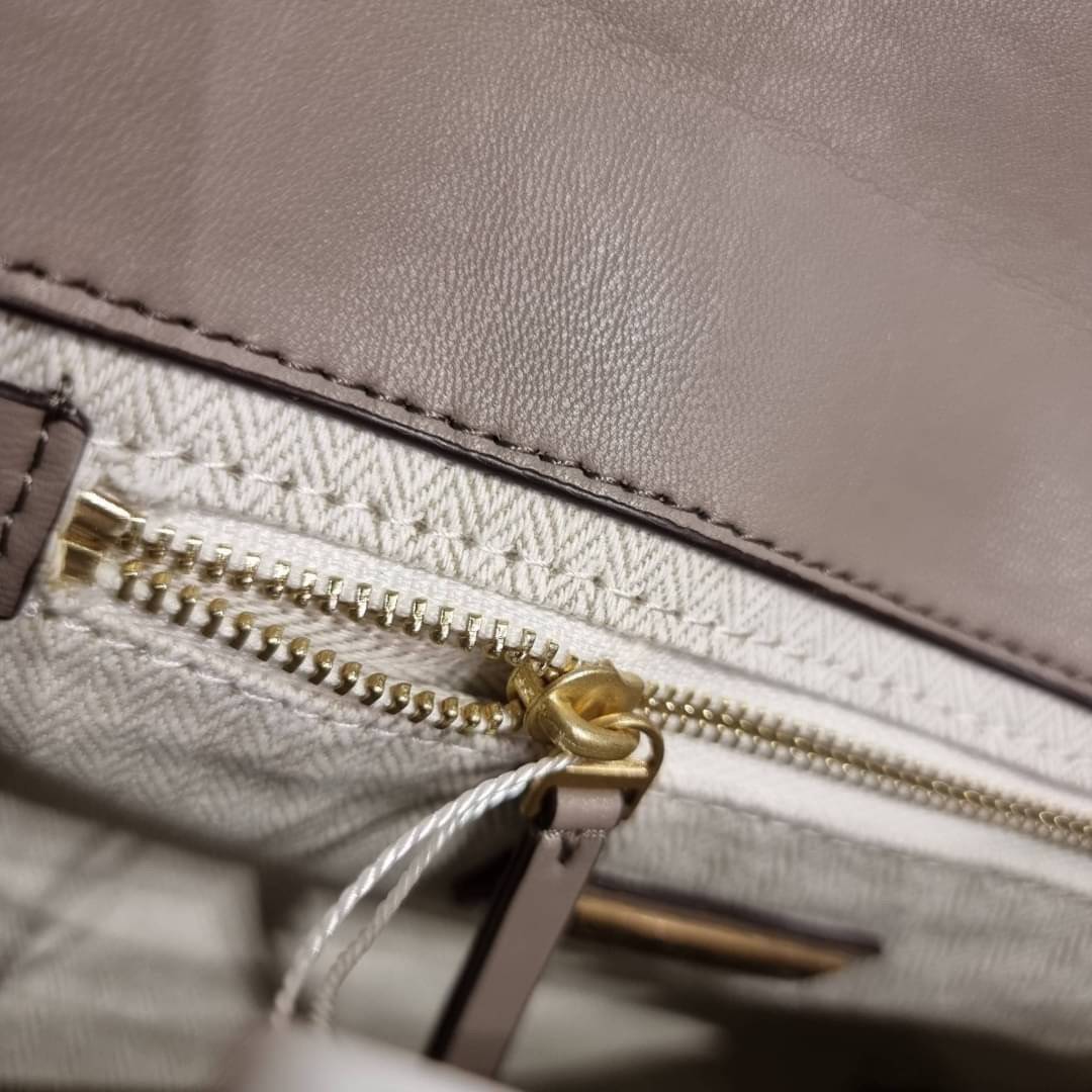 TORY BURCH KIRA CHEVRON CONVERTIBLE SHOULDER BAG (SMALL / MEDIUM) กระเป๋าสะพายรุ่นยอดฮิต ไซส์คลาสสิค ที่ใช้ยังไงก็ดูหรู ดีไซน์เฉพาะตัว วัสดุหนังแกะ สัมผัสนิ่ม เปิด-ปิดด้วยกระดุมแม่เหล็ก ภายในเป็นช่องโล่ง ใส่กระเป๋าสตางค์ มือถือ เครื่องสำอางค์ พาวเวอร์แบงค