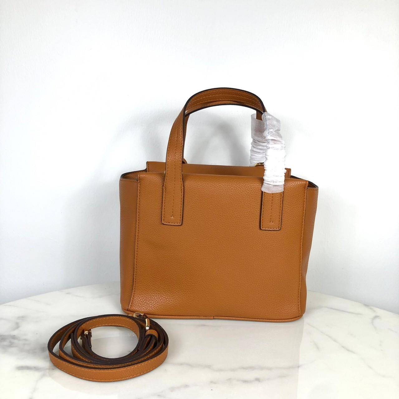 TORY BURCH Handbag / TORY BURCH shoulder bag พร้อมส่งที่ไทย กระเป๋าถือ หรือสะพาย TORY BURCH เปิด - ปิดกระเป๋าด้วยซิป ด้านในมีช่องซิป 1 ช่อง ช่องใส่ของ 1 ช่อง หูจับสูง 12 cm มาพร้อมสายสะพายยาว สามารถถอดและปรับได้ 3 ระดับค่ะ