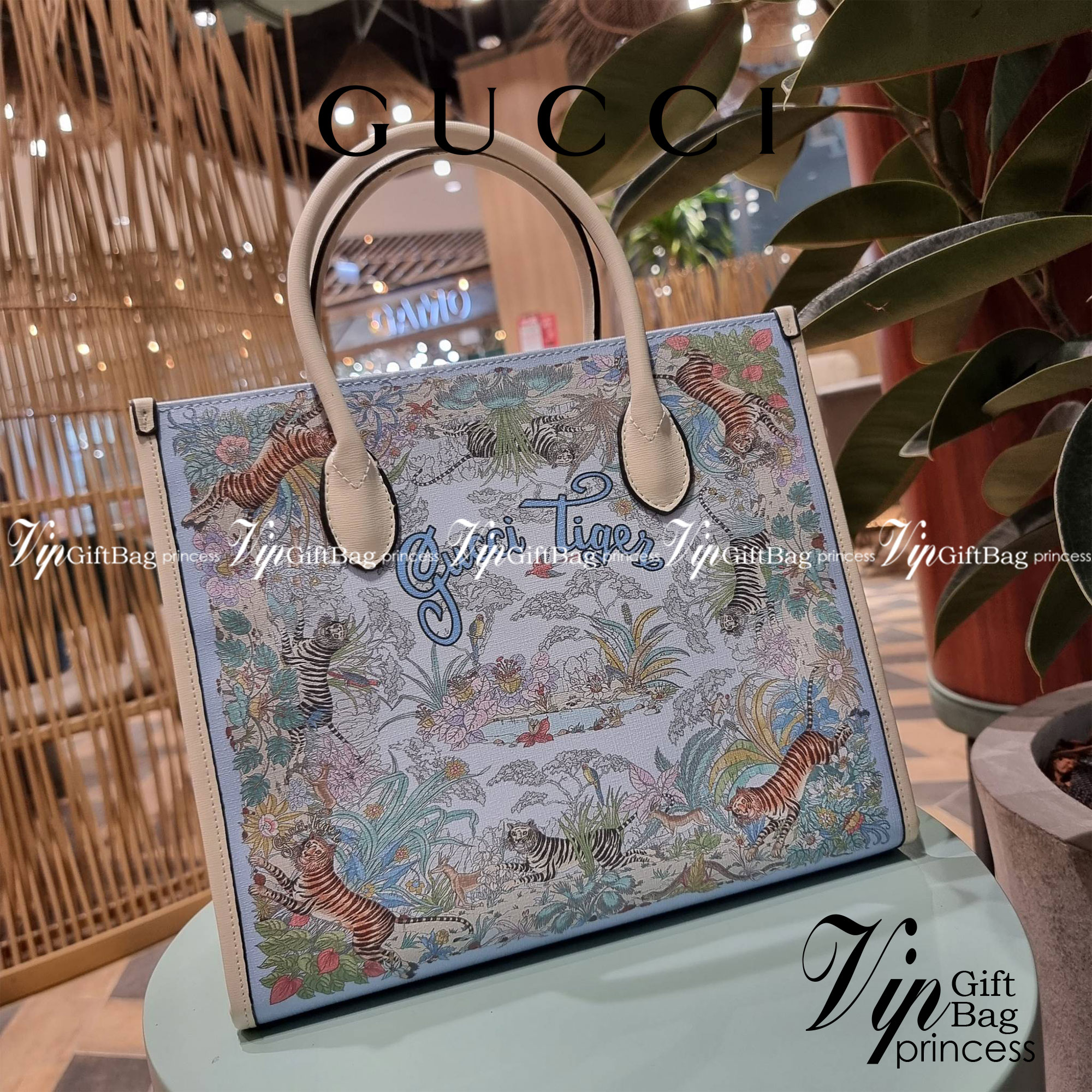 GUCCI TOTE BAG คอลเลคชั่นปีเสืออีกหนึ่ง สวยม้ากก!! กับกระเป๋าทรงโท้ท วีไอพีพรีเมี่ยมกิ๊ฟ ไซส์ใหญ่ โดดเด่นด้วยลวดลายไม่ซ้ำใคร สวยเอกลักษณ์ วัสดุหนังแคนวาส พรินท์ลายเต็มใบ ภายในโล่งกว้างมาก ใส่ของแบบแน่นๆ จุๆไปได้เลย หมดห่วง!! และยังมีสายครอสบอดี้มาให้ จะสะ