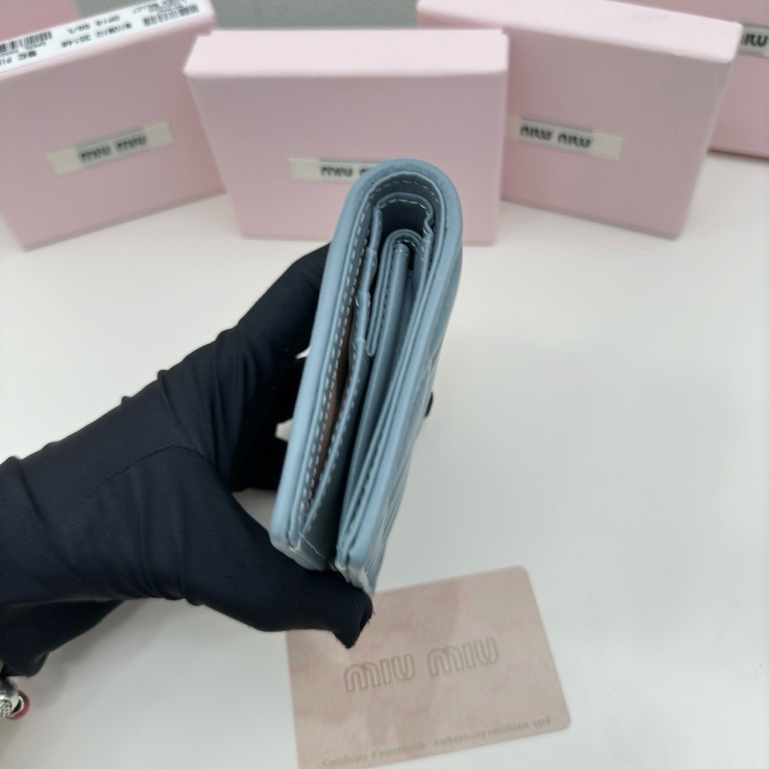 Miu Miu Small matelassé nappa leather wallet กระเป๋าสตางค์หนังแนปป้า ตกแต่งโลโก้หรูหราเป็นเอกลักษณ์