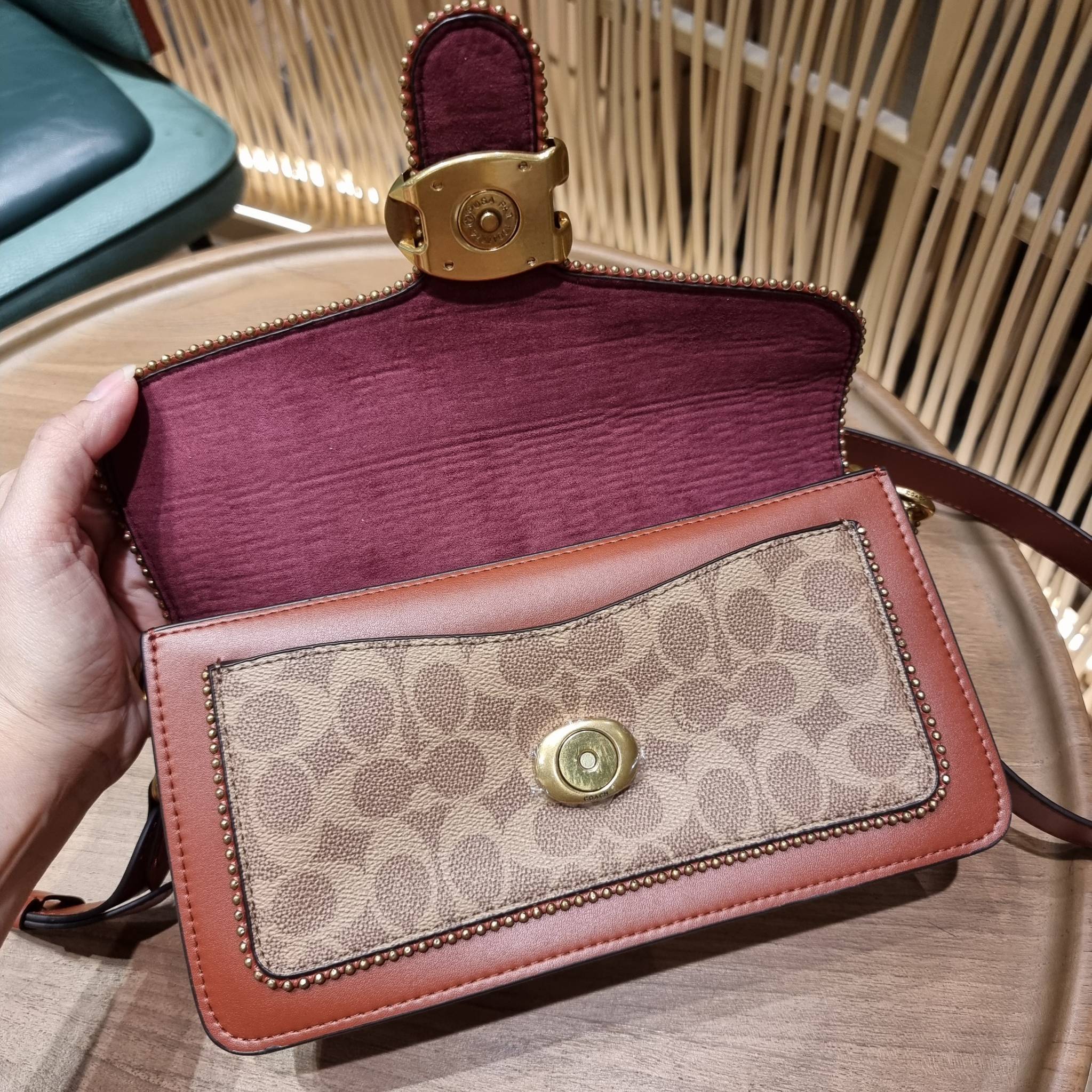 COACH TABBY SHOULDER BAG 26 IN SIGNATURE CANVAS WITH BEADCHAIN (6793,91215) กระเป๋าสะพายไหล่ ดีไซน์วินเทจย้อนยุค สวยคมชัด คลาสสิคใช้ได้ทุกลุค วัสดุหนังแท้สลับหนังแคนวาสเคลือบลาย เปิด-ปิดด้วยแม่เหล็กในตัว รับรองแน่นหนา ด้านหลังมีช่องแยก ภายในเป็นช่องโล่ง ข