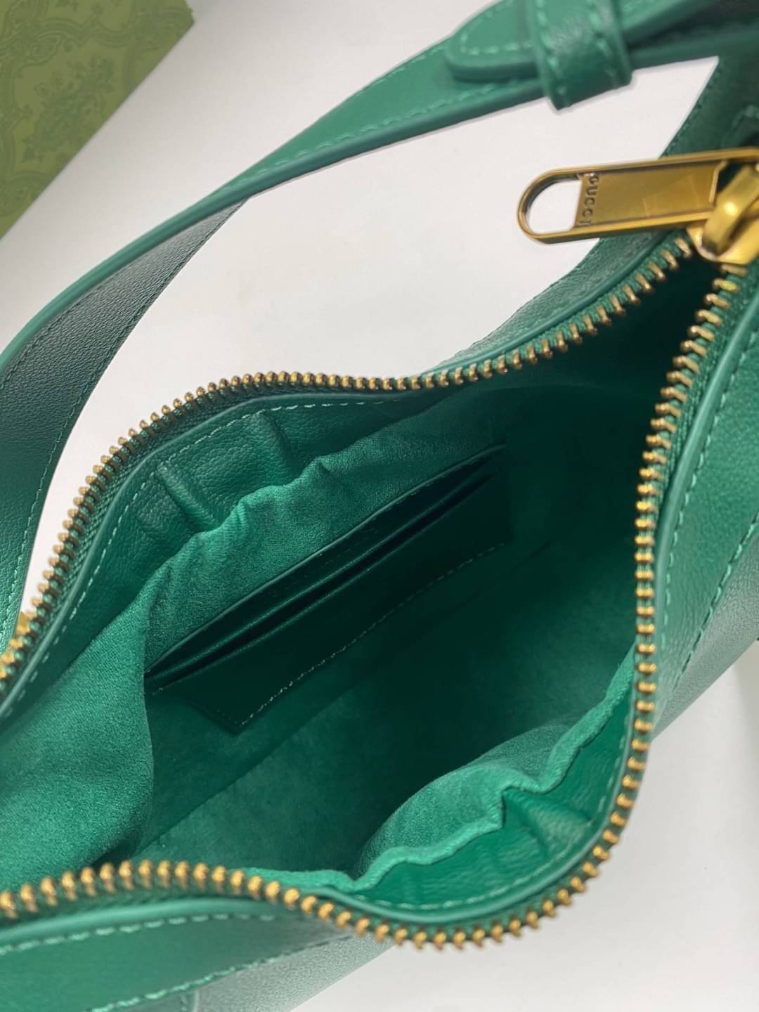 GUCCI Aphrodite small shoulder bag กระเป๋าสะพายทรงคลาสสิค ดีไซน์ย้อนยุคผสานความโมเดิร์นด้วยรูปทรงพอช ที่ใช้งานได้ทุกสไตล์ วัสดุหนังแคนวาส ทนทาน ภายในกระเป๋าเป็นช่องโล่ง