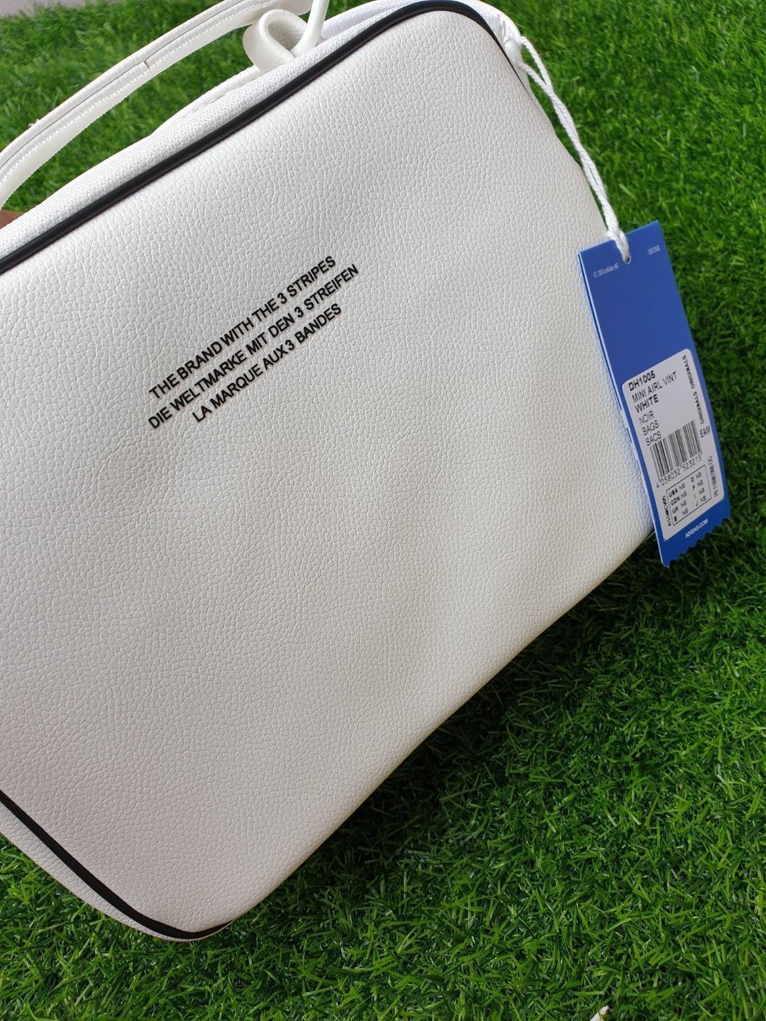 ADIDAS MINI AIRLINE VINT BAG กระเป๋าถือหรือสะพายทรง sport วัสดุ pu. นิ่ม น้ำหนักเบา ทรงสวย classic ด้านหน้ามีช่อง ซิปด้านบนแบ่ง 2 ช่องใหญ่ จุได้เยอะ ใส่ wallet ยาว, mini iPad ได้ mini พร้อมสายยาวปรับ freesize ค่ะ