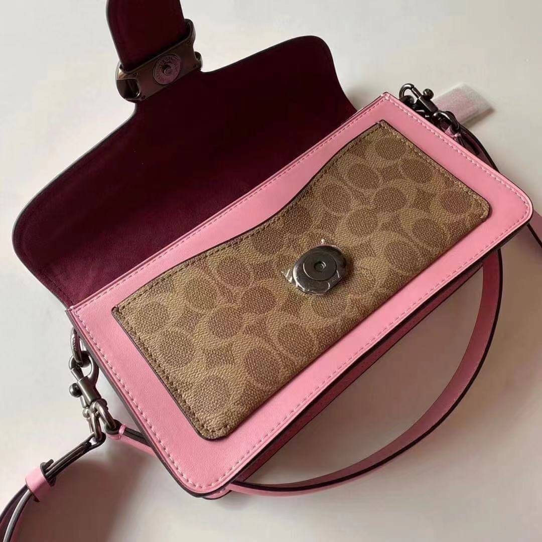 COACH TABBY SHOULDER BAG 26 พร้อมส่งที่ไทยอีกครั้งค่ะ!! กระเป๋าหิ้ว//คล้องไหล่//สะพายข้างได้ สุดคุ้ม! หนังแท้เรียบคลาสสิคเพิ่มความหรูเข้ามาค่ะ ด้านหน้ามีอะไหล่แบรนด์ตัวใหญ่โดดเด่น เปิดปิดกระเป๋าแบบกระดุมแม่เหล็ก ภายในมีช่องหลักใส่ของ2ช่อง;สามารถใส่กระเป๋า