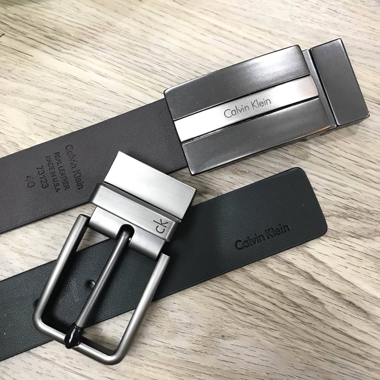 ห้ามพลาด! เซทสุดคุ้ม! ซื้อ1ได้ถึง2! CALVIN KLEIN REAL LEATHER BELT VALUE PACK Limited Edition เข็มขัดหนังแท้ พร้อมหัวเข็มขัด2แบบคุณภาพดีตามแบบฉบับของแบรนด์ สายเข็มขัดสามารถกลับด้านใช้ได้ทั้งสีดำและสีน้ำตาลเหมือนมี2เส้น2หัวสลับใช้ได้ไม่จำเจ มาพร้อมถุงกระดา