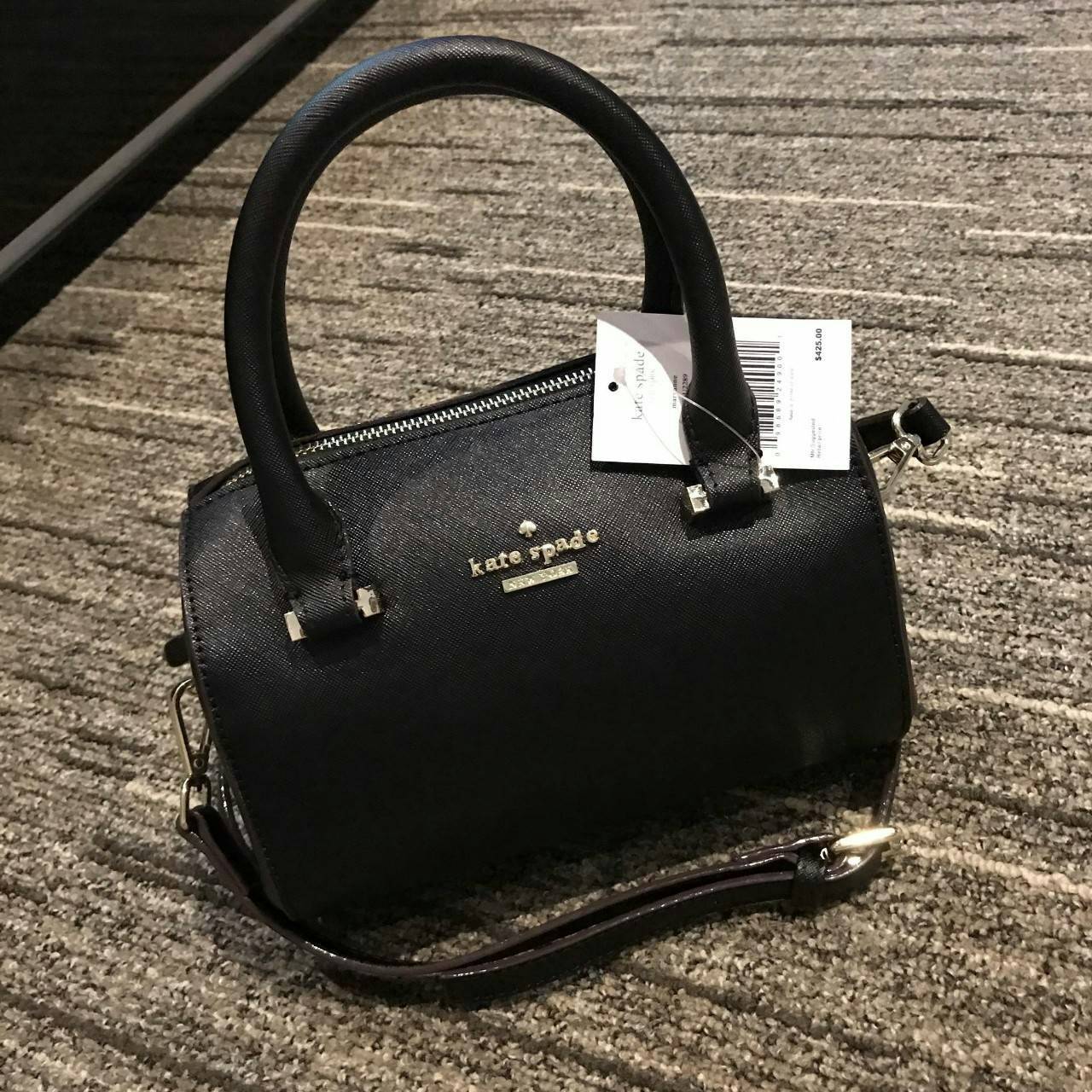 Kate Spade New York Cedar Street Bowling Bag กระเป๋าถือหรือสะพายหนัง Saffiano ทรง Bowling สวยหรู อยู่ทรงสไตล์ PRADA ด้านหน้าประดับโลโก้สีทองหรู มาพร้อมสายสะพายยาวถอดได้ปรับได้ ภายในมีช่องซิปและช่องใส่มือถือ ใส่กระเป๋าสตางค์ใบยาวของใช้ได้จุ น้ำหนักเบาขนาดก
