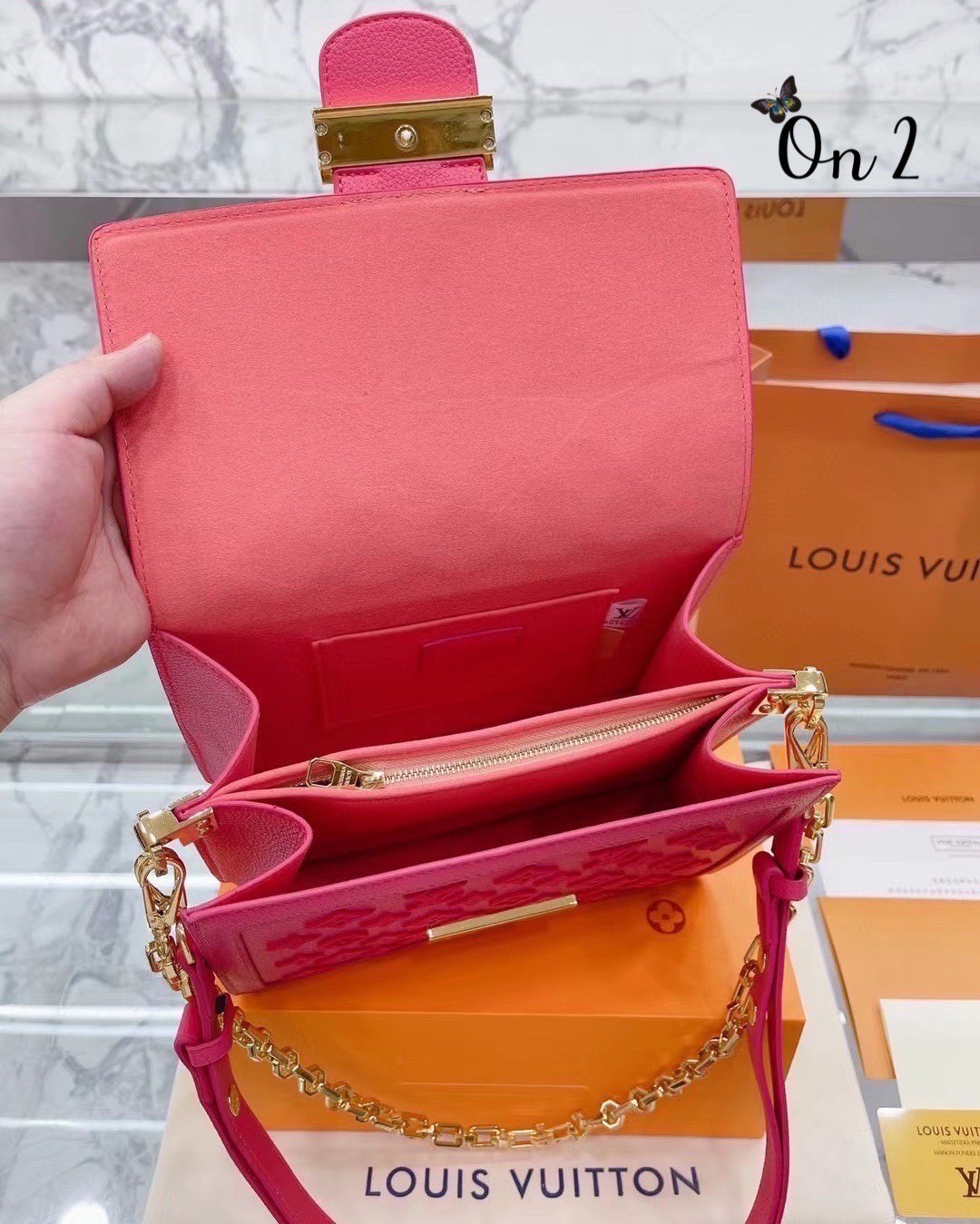 LV Dauphine Rose Fluo ไม่มองไม่เหลียวไม่ได้แล้ว!! ความหรูที่โดดเด่นโลโก้ปั้มนูนจากผ้ากำมะหยี่ สร้างดีเทลผู้ดี ลูกคุณมากๆ กระเป๋าสะพาย ดีไซน์เลิศ สวยปังในราคาโดนใจ แบบนี้ใครไหวไปก่อน ไม่ไหวก็ต้องสั่งได้เลยจ้า!!