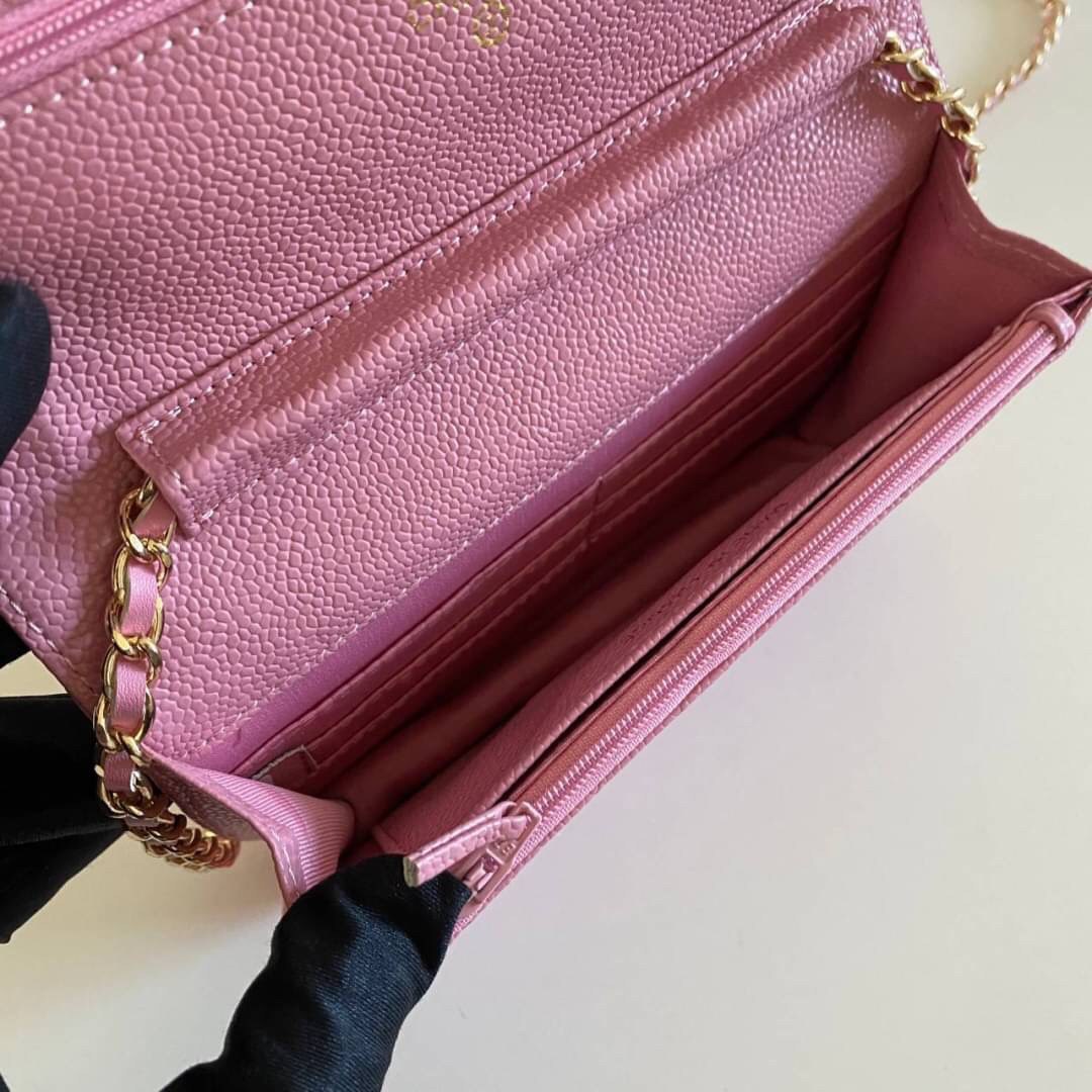 หนังแท้ VIP GIFT CHANEL CLASSIC CROSSBODY CHAIN IN PASSTEL BAG ทำไมน่ารักขนาดนี้ ^^ สีโทนพาสเทลละมุนมากค่ะ งานหายาก สายคิ้วห้ามพลาดเลยน้าาา วัสดุหนังลายคาเวียร์ อยู่ทรงคุณภาพดีตามแบบฉบับของแบรนด์ ขนาดกำลังดี น้ำหนักเบา ด้านหน้ามีโลโก้แบรนด์อะไหล่หรู มีช่อ