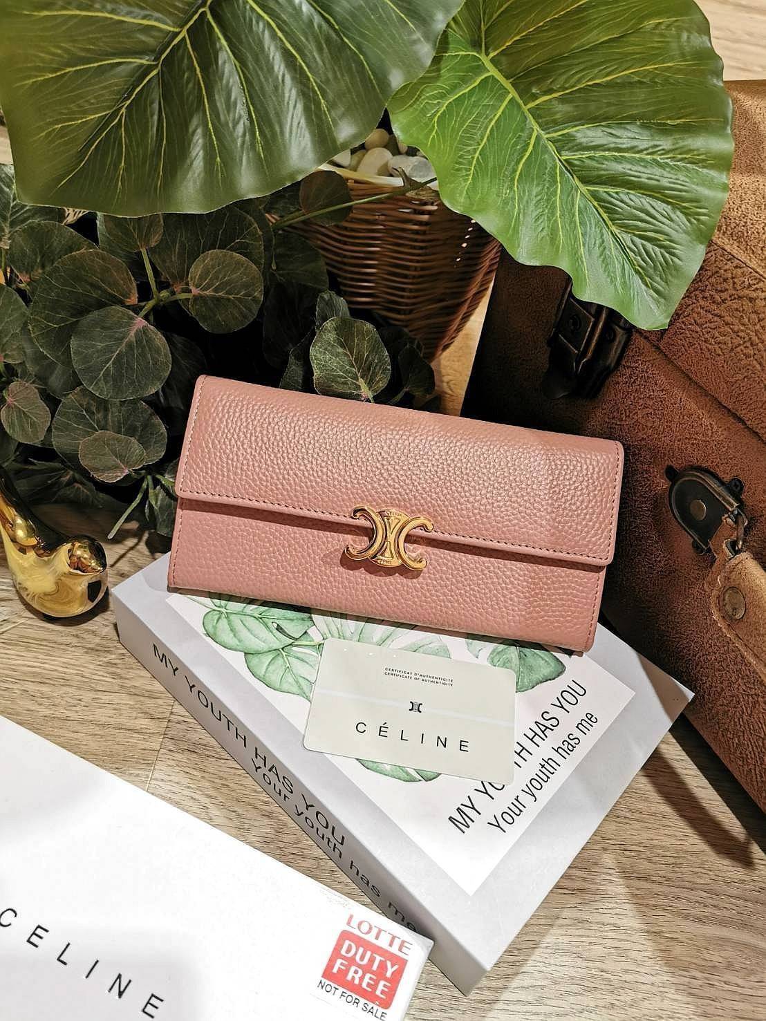 CELINE LONG WALLET BAG VIP วัสดุหนังแท้เทคเจอร์สวยอยู่ทรงมีโลโก้ด้านหน้า ภายในมีช่องใส่บัตรหลายช่อง มีช่องซิปใส่เหรียญ หัวซิปแบรนด์อะไหล่ทอง มีช่องใส่ธนบัตรหลายช่องเเยกเป็นสัดส่วน ใส่แบงก์พันได้ ใส่มือถือ iphone ได้ ภาพถ่ายจากสินค้าจริง! มาใน Original Pac