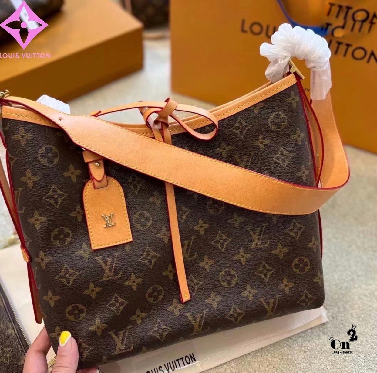 LV CARRYALL Monogram Canvas 12" / LV Shopping Bag รุ่นใหม่ล่าสุด กระเป๋าสะพายทรงหรูหรามีสไตล์ สวยปังมั้ยไหว ใบจริงสวยมากกกก ได้สวยก่อนใคร วัสดุหนังแคนวาสเคลือบลาย สวย คลาสสิค ภายในเป็นช่องโล่ง จุของได้เยอะ สาวๆใช้ใบนี้ สะพายไปไหนก็เข้ากัน ถ่ายรูปสวยๆ