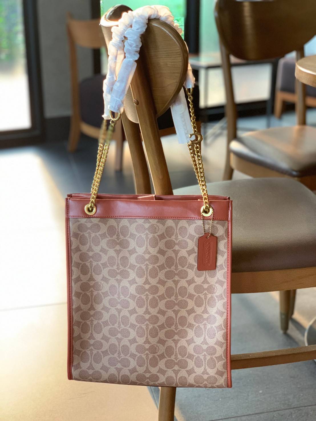 LIMITED EDITION 📣รุ่นใหม่ล่าสุด ยังไม่มีในช๊อปไทยจ้าา❗️ COACH CHAIN CASHIN TOTE ((C6338//C6620)) พร้อมส่ง สินค้าเข้าใหม่ ห้ามพลาดค่าา! กระเป๋าทรงTote สูง สามารถใส่เอกสาร//A4 ได้ วัสดุหนังแท้นิ่ม น้ำหนักเบาค่ะ 🔺จุดเด่นของรุ่นคือสายสะ