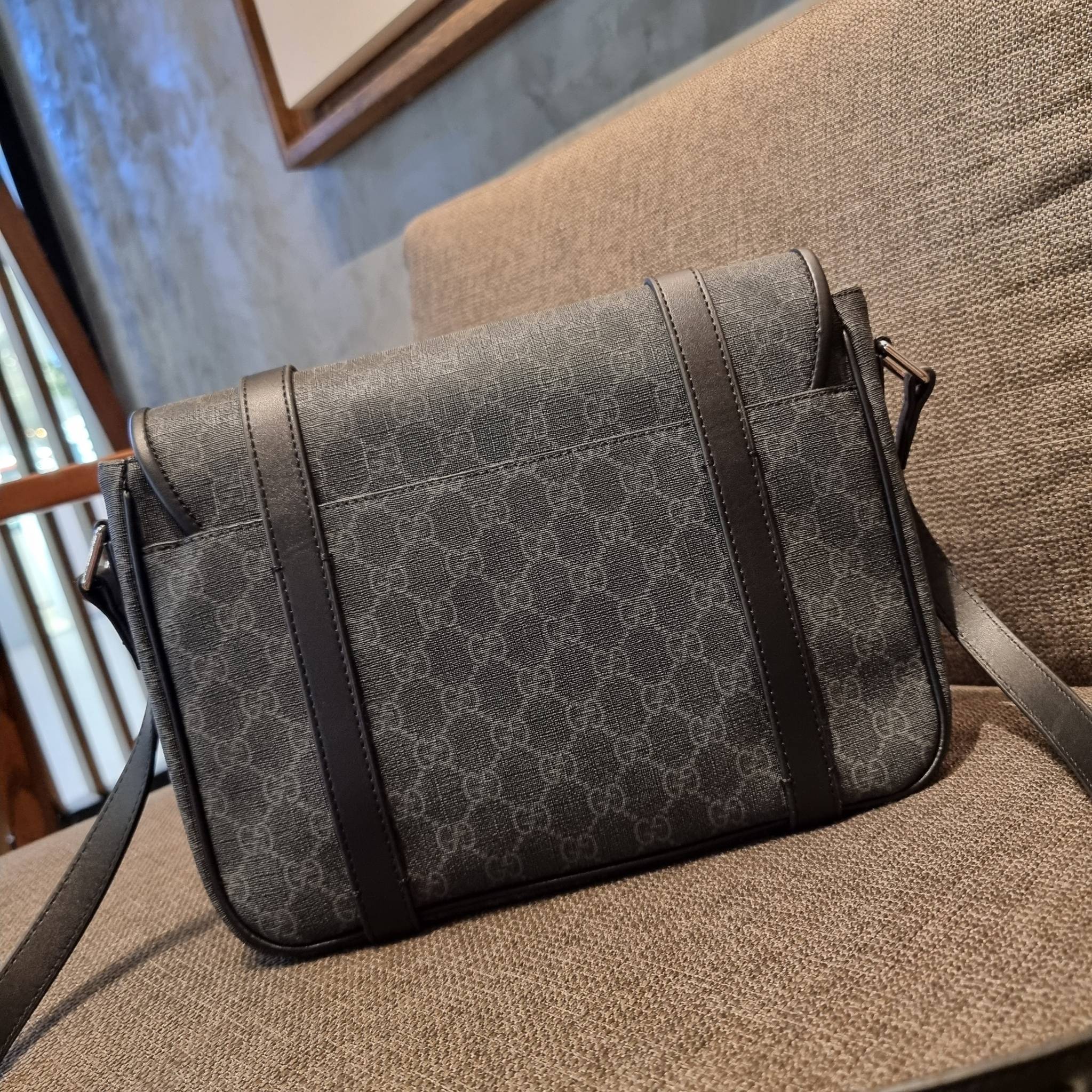 Gucci GG Supreme messenger bag GC MESSENGER VINTAGE BAG กระเป๋าสะพายข้างทรงแมสเซนเจอร์ ย้อนยุค ลุคผู้ดีแบบลูกคุณ ดีไซน์ unisex ใช้ได้ทั้งชายและหญิง พรีเมี่ยมกิ๊ฟวีไอพี วัสดุหนังแคนวาส ใช้งานง่ายด้วยฝาเปิดกระดุมแม่เหล็ก ด้านหลังมีช่องเก็บของจุกจิกได้ ภายใน