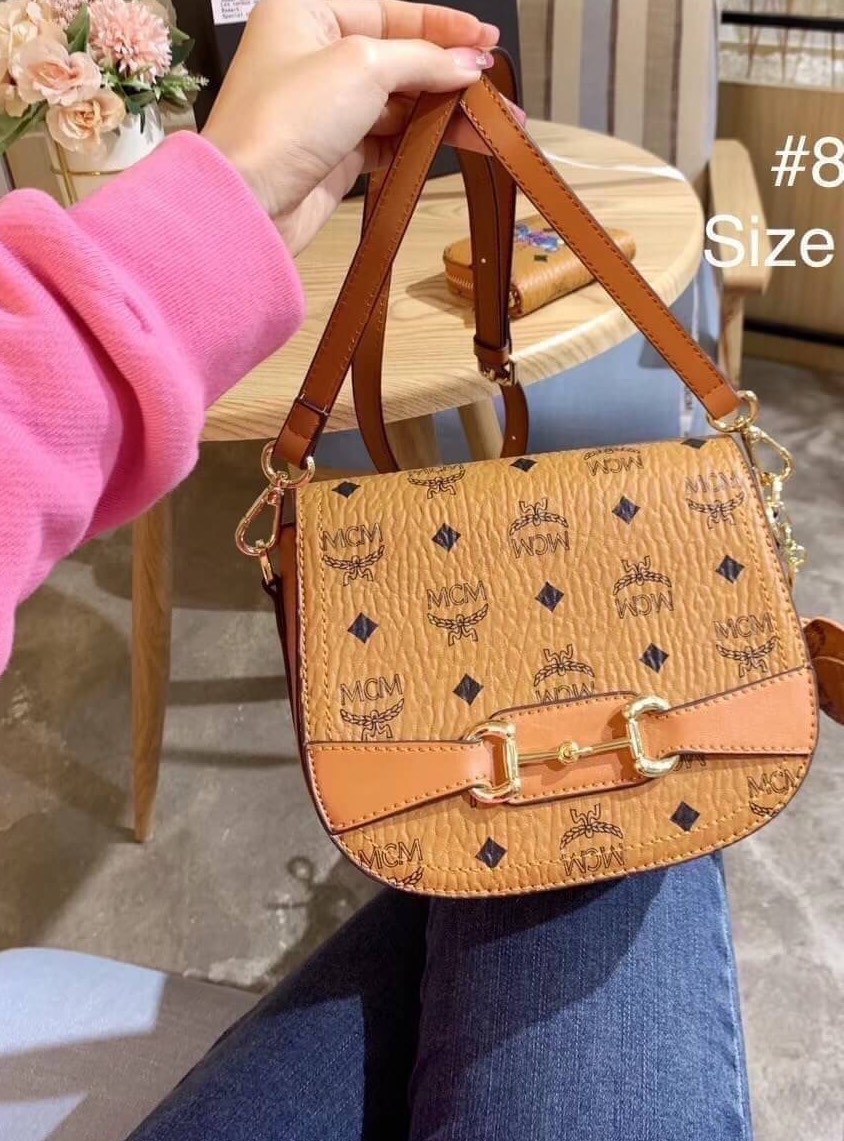 M.C.M set New Handbag Leather Messenger Bag กระเป๋าสะพายข้างทรงสวย ใหม่ล่าสุด รุ่นนี้สวยมากคะ มาพร้อมอะไหล่ห้อยกระเป๋าเกร๋ๆ กระเป๋าสตางค์ใบเล็ก พร้อมกล่องครบเซ็ท พร้อมเสิร์ฟให้สาวๆได้สวยถึงบ้านแล้วน้า