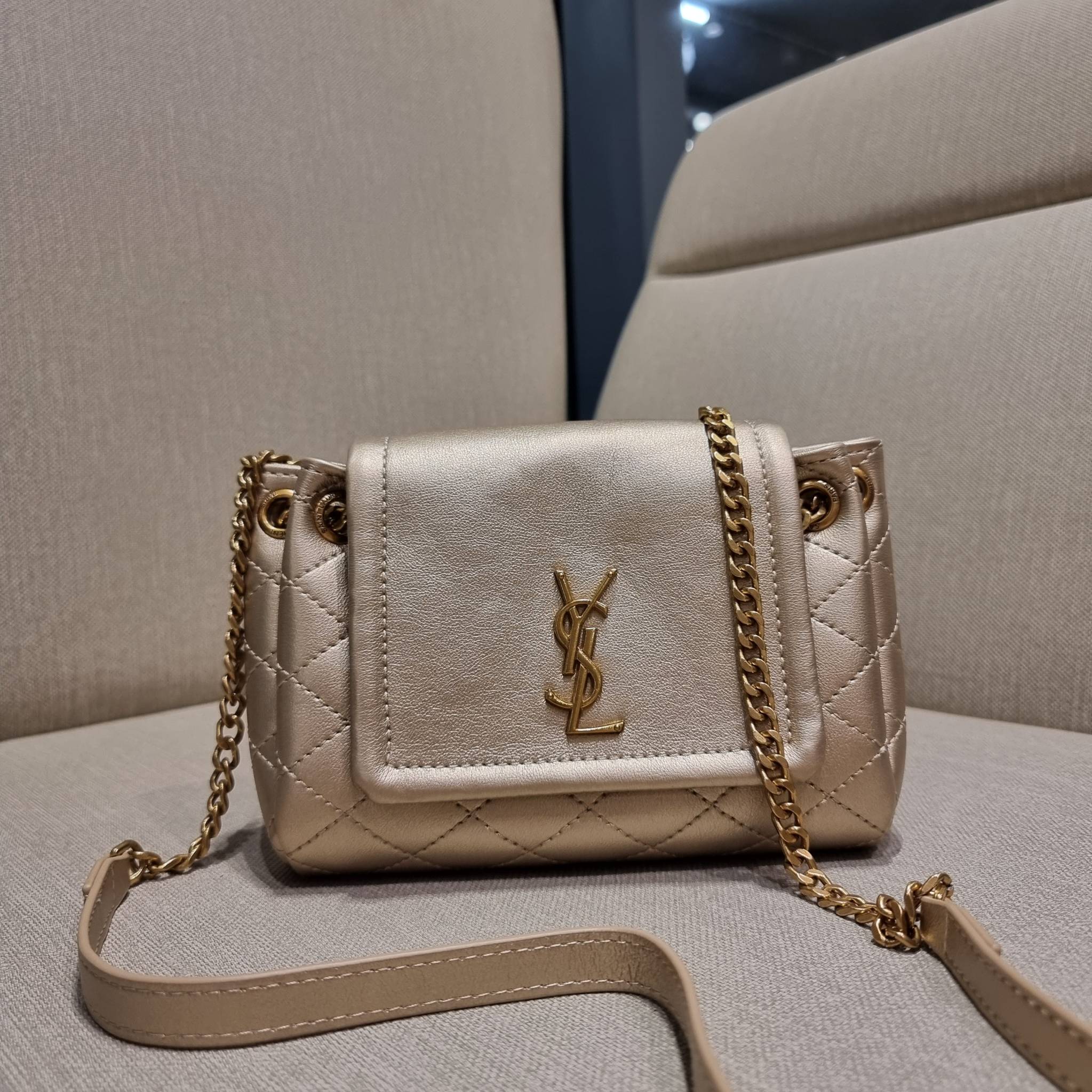 Yves Saint laurent mini nolita in lambskin / YSL mini nolita น้องสาวคนสวยที่ต้องตาเมื่อแรกเห็น กระเป๋าสะพายดีไซน์หรู ไซส์มินิ แบรนด์นี้ไม่เคยทำให้ผิดหวังจริงๆ ด้วยดีเทลความเรียบง่ายแต่มีความหรูอยู่ในตัว วัสดุหนังแกะ สัมผัสดีงามมากๆ เปิด-ปิดด้วยกระดุมแม่เห