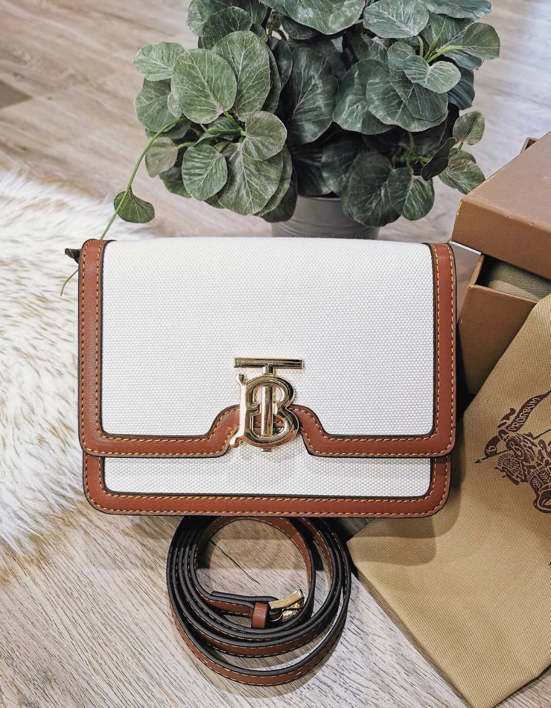 พรีเมี่ยมกิ๊ฟแท้ 100% 】BURBERRY FRAGRANCES CROSSBODY BAG VIP GIFT WITH PURCHASE (GWP) พรีเมี่ยมกิ๊ฟ Limited Edition จากน้ำหอม BURBERRY วัสดุ Canvas & Leather ทรงเหลี่ยมสวยหรูอยู่ทรงมีโลโก้แบรนด์ด้านหน้า เปิดปิดด้วยฝาปิดมีสัญลักษณ์รูปตัวB ภายในมีช่องแบ่งเป
