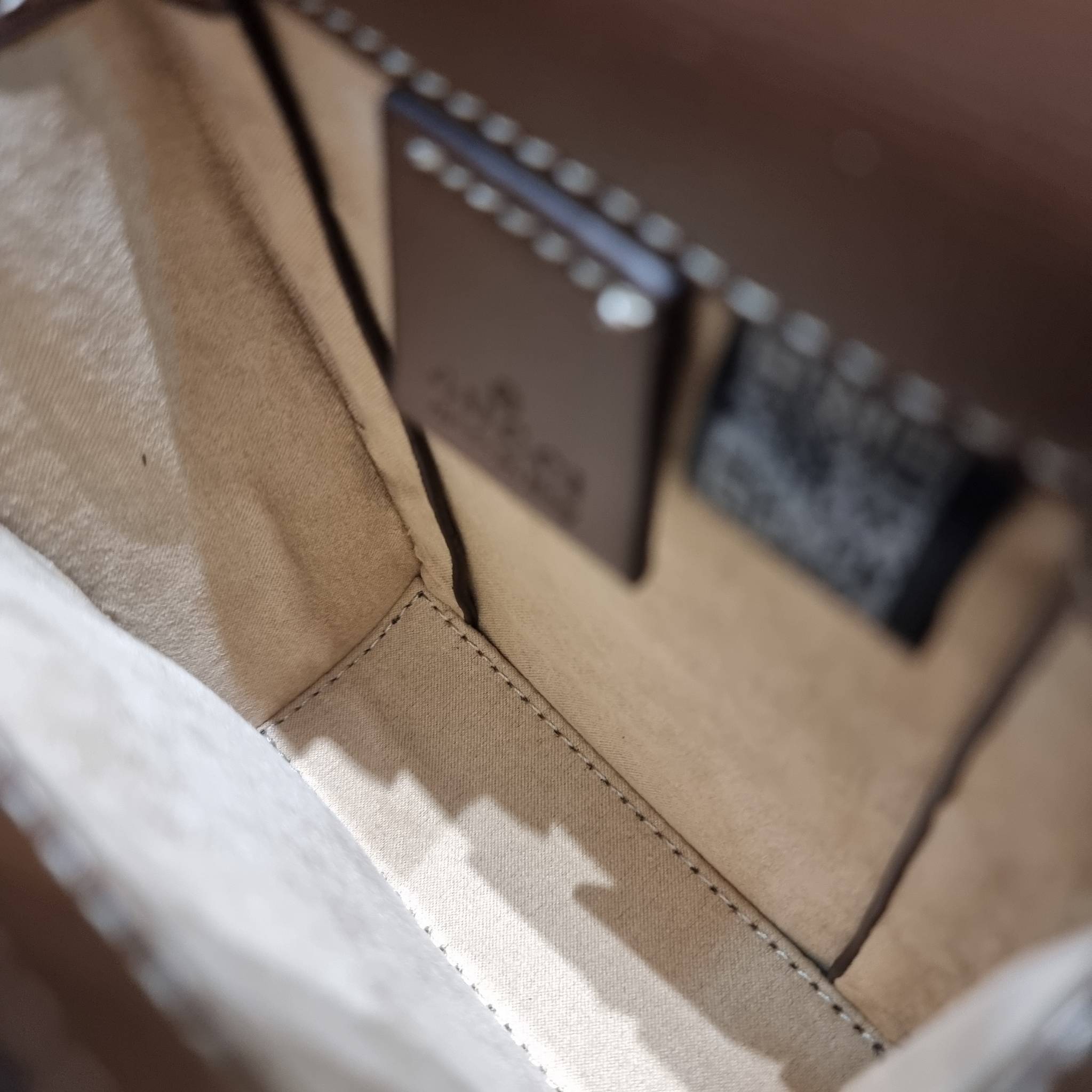 Set 3 ชิ้น Gucci Horsebit 1955 mini bag / Gucci Phone Bag box set ชวนสะสม ใครมองหาของขวัญอยู่ เซ็ทนี้จัดว่าเลิศมาก! กับการจับเอารุ่นยอดฮิต มามิกซ์รวมกับไอเท็มสุดคุ้มของมันต้องมี!! จัดเรียงให้อยู่ในกล่อง box set ลิมิเต็ด ที่มีทั้งแว่นตา gentle monster แบรน