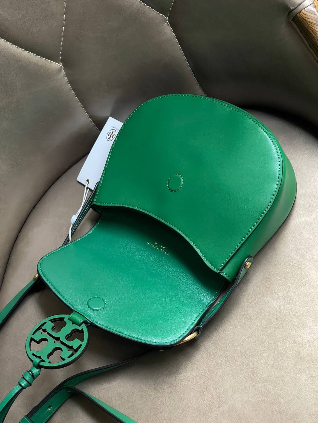 Tory Burch Miller Metal Saddle Bag กระเป๋าที่ใช้เป็น Everyday Bag ก็คือสามารถใช้งานได้บ่อยครั้งและสามารถสะพายไปทำกิจกรรมต่าง ๆ