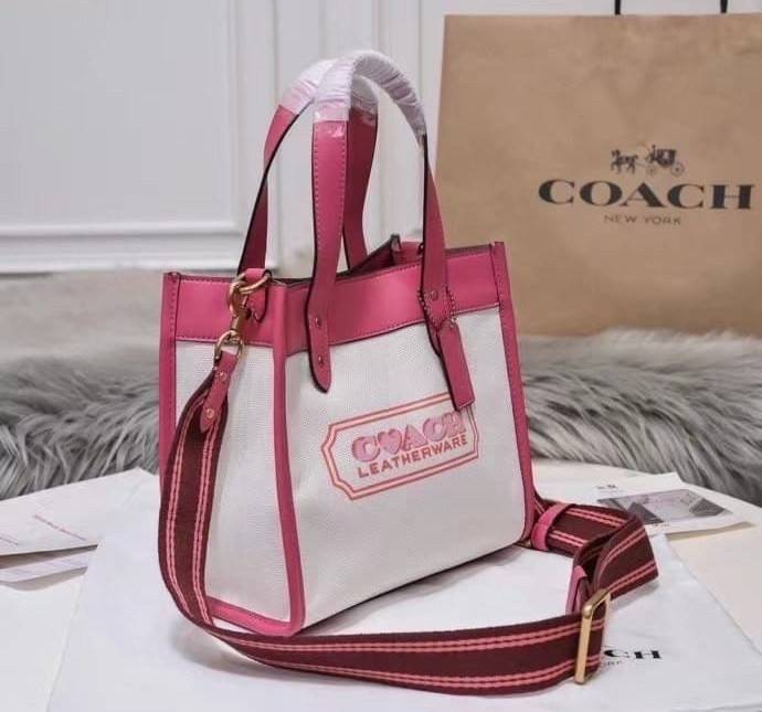 OUTLET 】COACH FIELD TOTE 22 WITH HEART กระเป๋าทรงสี่เหลี่ยม จุของได้มากมายสำหรับทุกโอกาส ด้านในมีช่องซิปไว้ใส่ของจุกจิกได้ มีป้าย Coach ตัวใหญ่ติดอยู่ ทำจากหนังฟอกฝาดและผ้า Signature Jacquard มีสายใหญ่ที่มีน้ำหนักเบา ออกแนว sport ใช้ได้สำหรับสะพายไหล่หรือ
