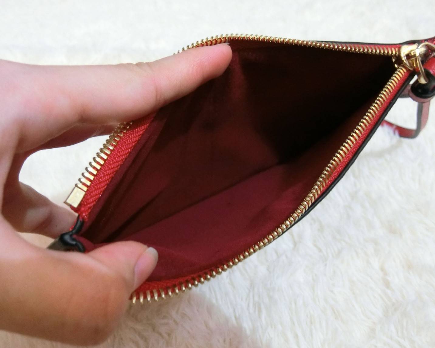 Coach Star Glitter Corner Zip Wristlet / FACTORY HK กระเป๋าคล้องมือทรงคลัช ตัวกระเป๋าตกแต่งกริ๊ตเตอร์ ด้านหน้าติดอะไหล่แบรนด์ สวยหรู เปิดปิดด้วยซิป ด้านในบุผ้ากำหยี่สามารถใส่โทรศัพท์มือถือได้ทุกรุ่น มาพร้อมสายคล้องมือ 1เส้น MUST HAVE!!