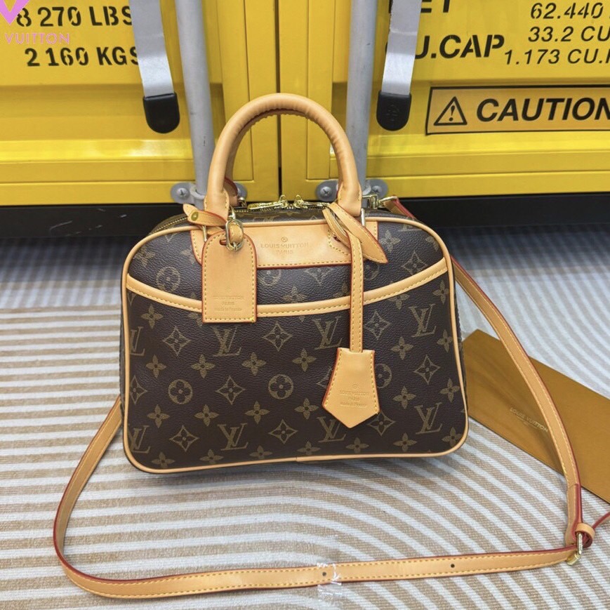 LV Monogram Trouville Handbag กระเป๋าสะพายดีไซน์คลาสสิควินเทจ รูปทรงใช้งานง่ายสะดวกคล่องตัว เรียบง่าย หรู ดูผู้ดี ปากกระเป๋ามีซิปเปิดปิด ภายในโล่งกว้าง พร้อมเสิร์ฟให้ในราคาน่ารักๆ