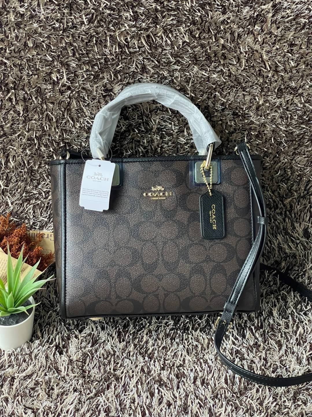 Coach Perry Tote Classic Bag F57568 รุ่นใหม่ล่าสุด กระเป๋ารูปทรงสี่เหลี่ยมสุดคลาสสิก เป็นกระเป๋าอเนกประสงค์ที่สามารถใช้ได้แทบทุกโอกาส ไม่ว่าจะไปเรียน, ไปทำงาน, ไปเที่ยว หรือแม้แต่ไปชอปปิง ด้วยขนาดที่กำลังดี ไม่ใหญ่เทอะทะ แต่ก็ไม่เล็กจนเกินไป มาพร้อมหูหิ้ว