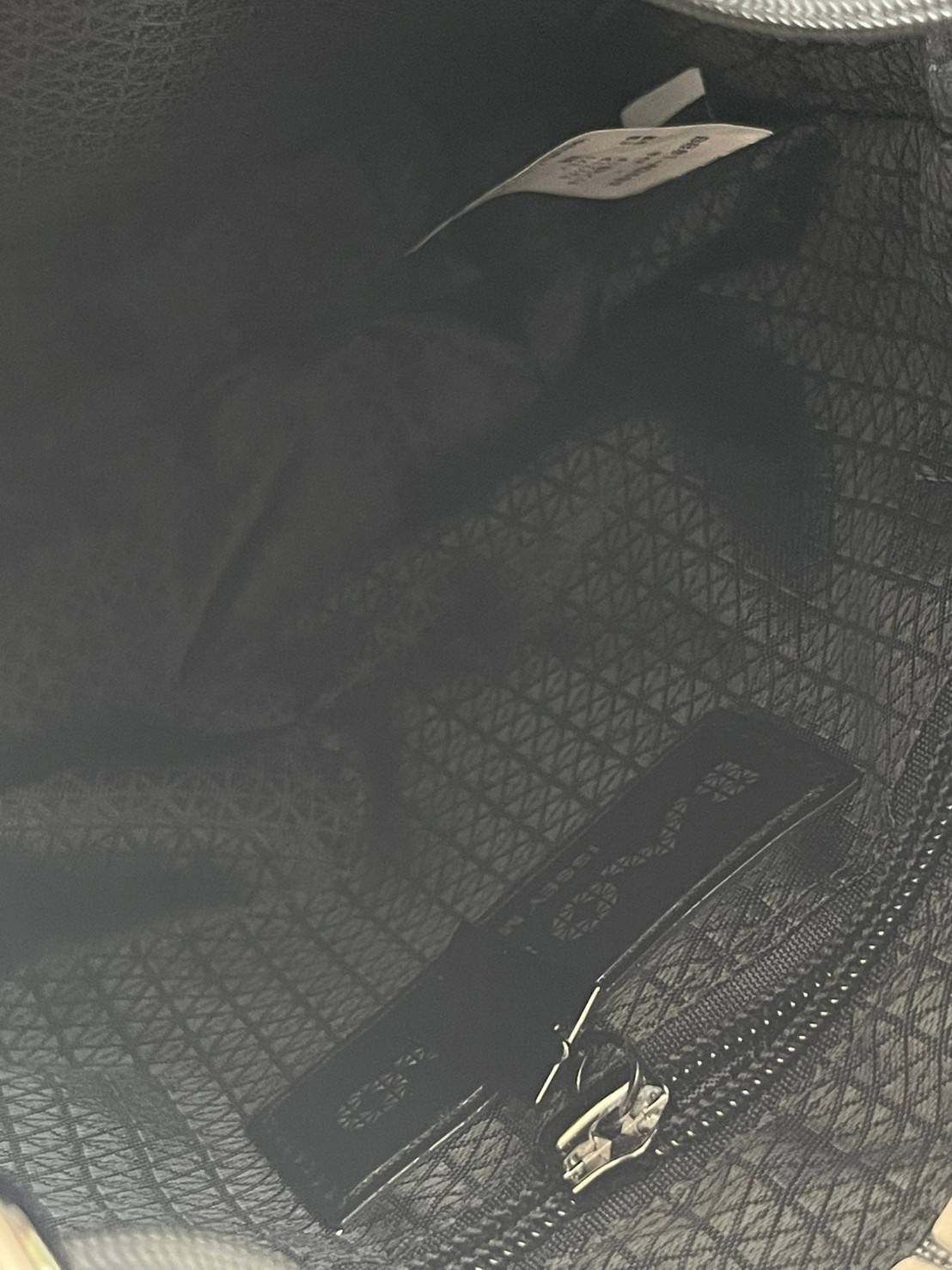 Baobao Issey Miyake Wring Small Bag กระเป๋าสะพายครอสบอดี้พร้อมสายรูดเปิดปิด สามารถปรับความยาวของสายได้ตามสไตล์ความชื่นชอบ ด้วยดีไซน์ทรงน่ารัก เหมาะสำหรับให้สาวๆหยิบใช้ในวันสบายๆ แต่เต็มเปี่ยมไปด้วยความคล่องแคล่ว ไฮไลต์ของซีซั่นนี้คือกระเป๋าที่มาพร้อมกับเช