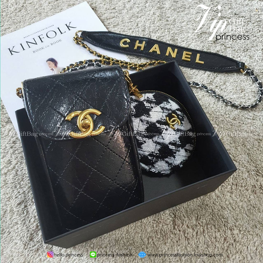CHANEL VIP GIFT WOC BAG งาน CHANEL VIP GIFT ของแท้ 100% จากเคาเตอร์แบรนด์ CHANEL ทรงแนวตั้ฝน่ารัก ขนาดกำลังดี วัสดุหนังเรียบพิมพ์ลายยับ เปิดปิดด้วยตัวล้อคปั้มแบรนด์ อะไหล่ทอง ลายวินเทจ ด้านในใส่โทรศัพท์ได้ถึง NOTE10+ มาพร้อมสายโซ่สลับหนังเอกลักษณ์โซ่สองสี