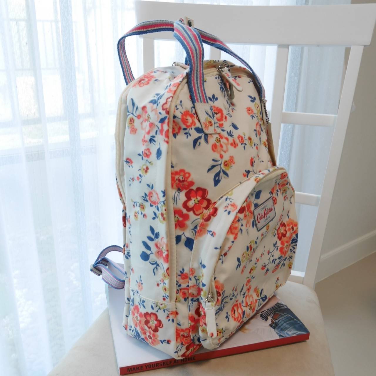 CATH KIDSTON BACKPACK BAG กระเป๋าเป้น่ารัก ตามแบบฉบับของแบรนด์นี้เลยค่า โดดเด่นด้วยหนัง PVC พิมพ์ลาย กันน้ำทั้งใบ ด้านในมีช่องซิปใหญ่ใส่ของ 2 ช่อง จุของได้เยอะ ใส่ IPAD / A4ได้สบายเลยค่ะ ด้านหน้ามีช่องซิปเล็ก 1 ช่อง ใส่ของจุกจิกหนิบได้สะดวก น้ำหนักเบา ใช้